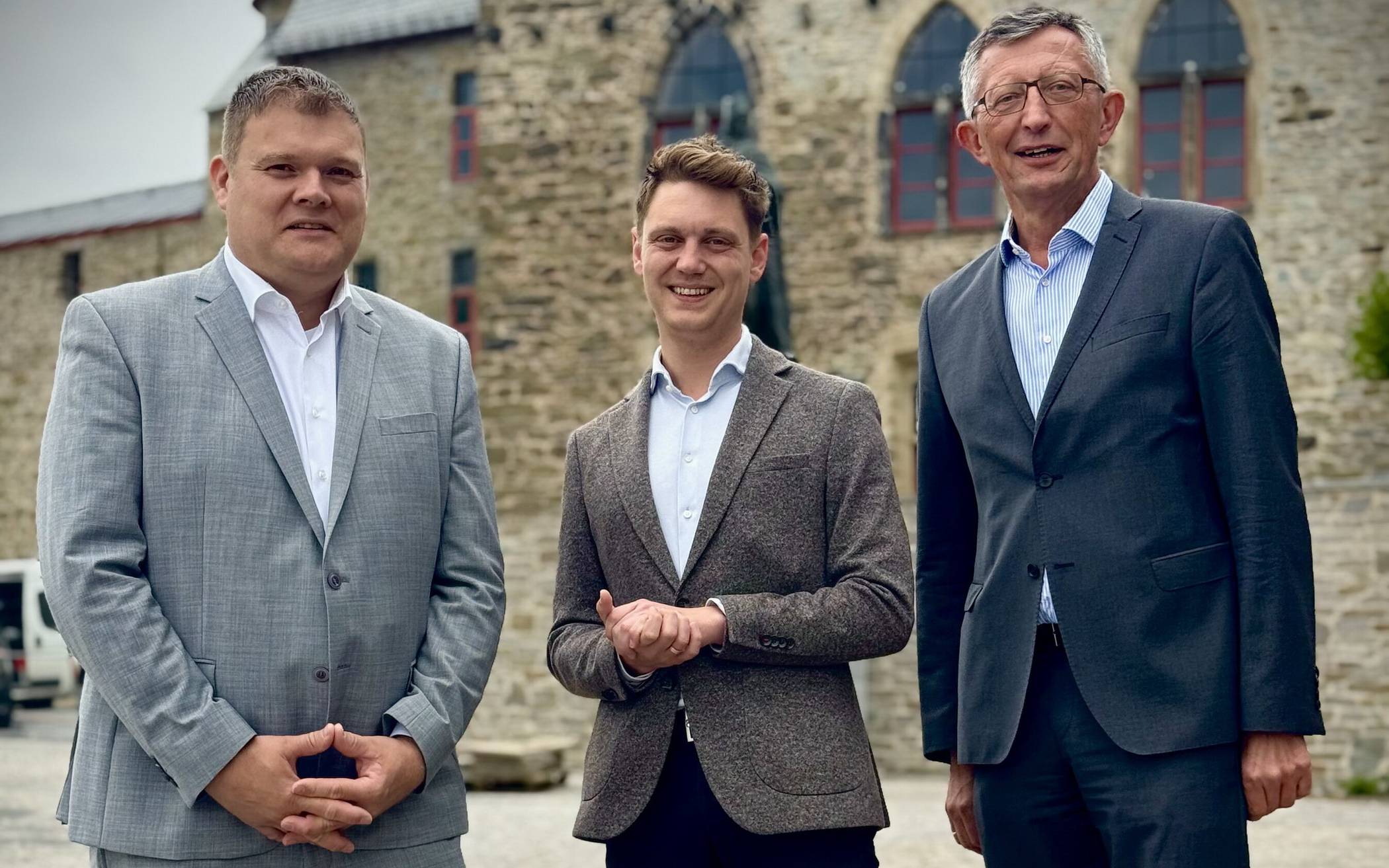 Von li.: Markus Kötter, Markus Kötter und Matthias Nocke vor Schloss Burg.