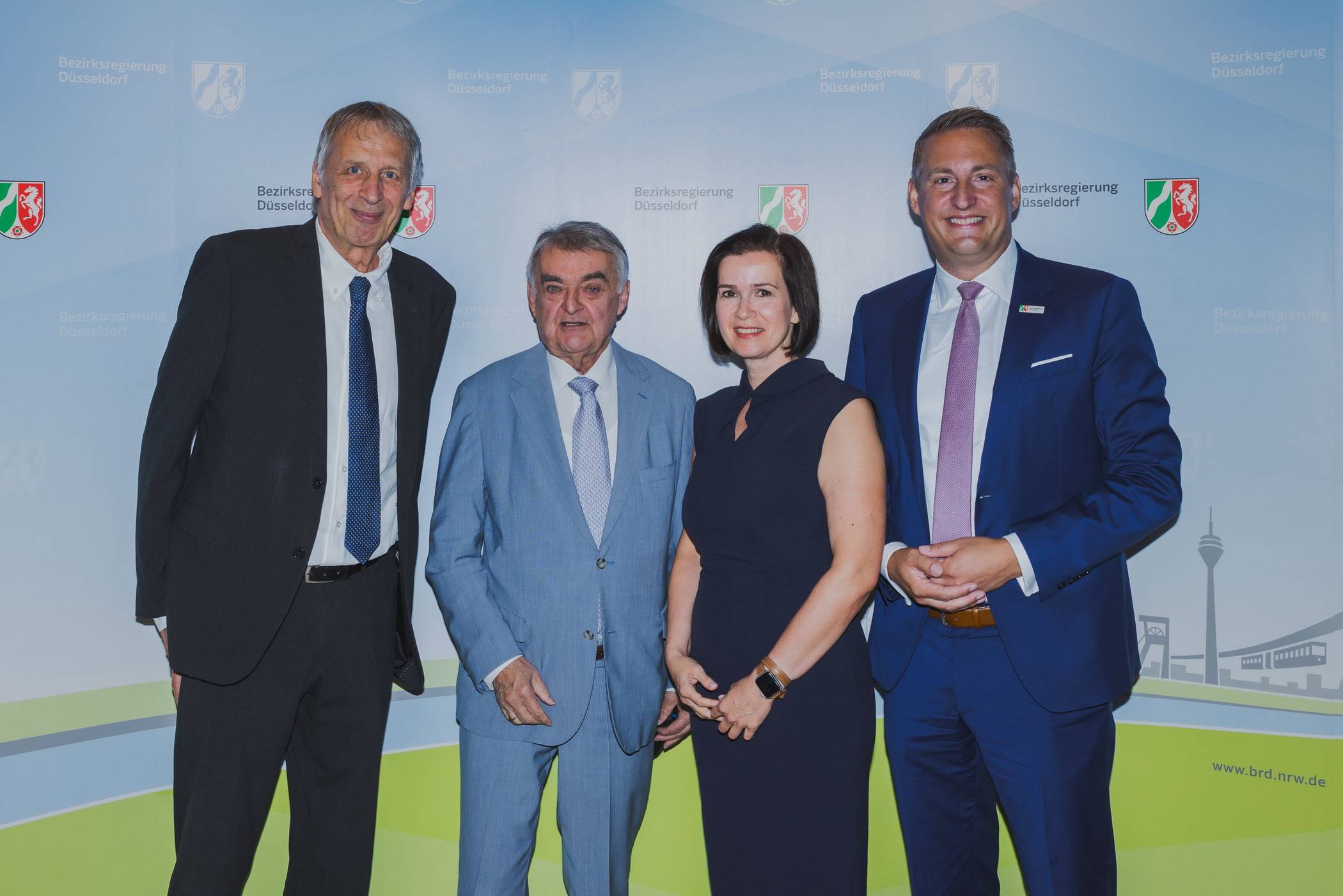  Von li.: Roland Schlapka, Innenminister Herbert Reul, Regierungsvizepräsidentin Andrea Rieger und Regierungspräsident Thomas Schürmann. 