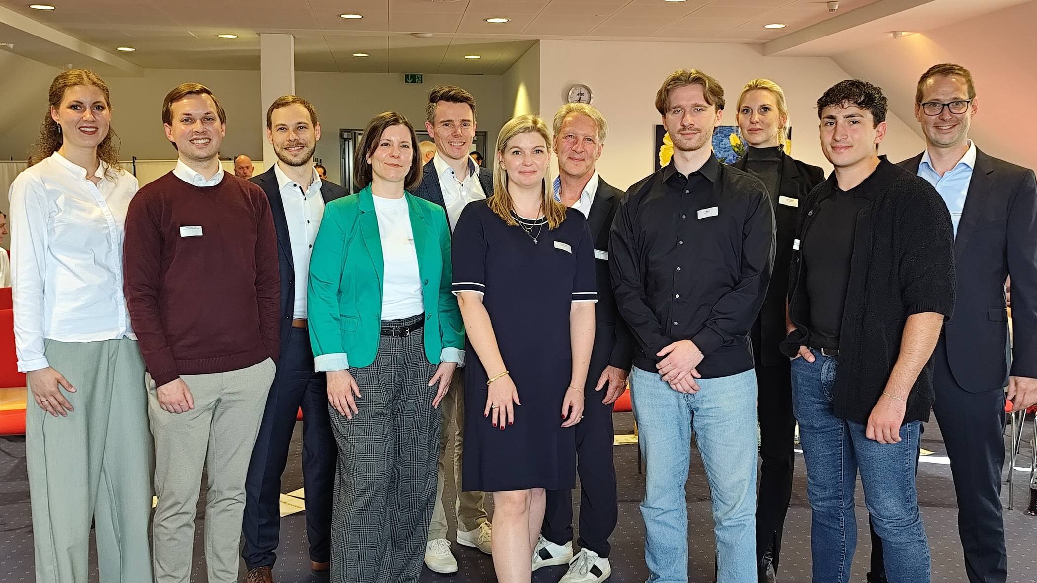  Die Gründerinnen und Gründer mit ihren Gastgeberinnen und Gastgebern. 