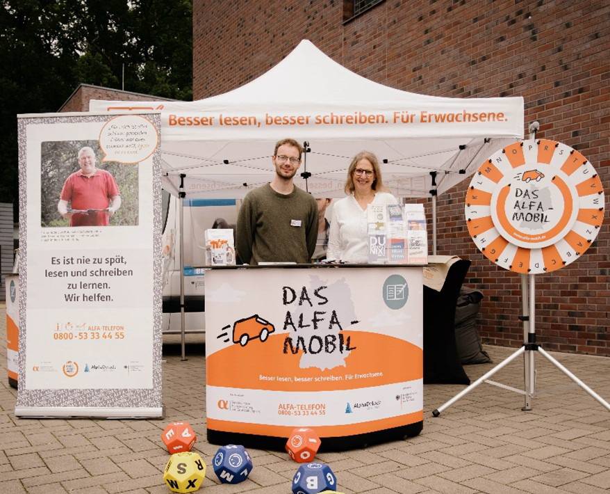 Das ALFA-Mobil-Team informiert interessierte Bürgerinnen und