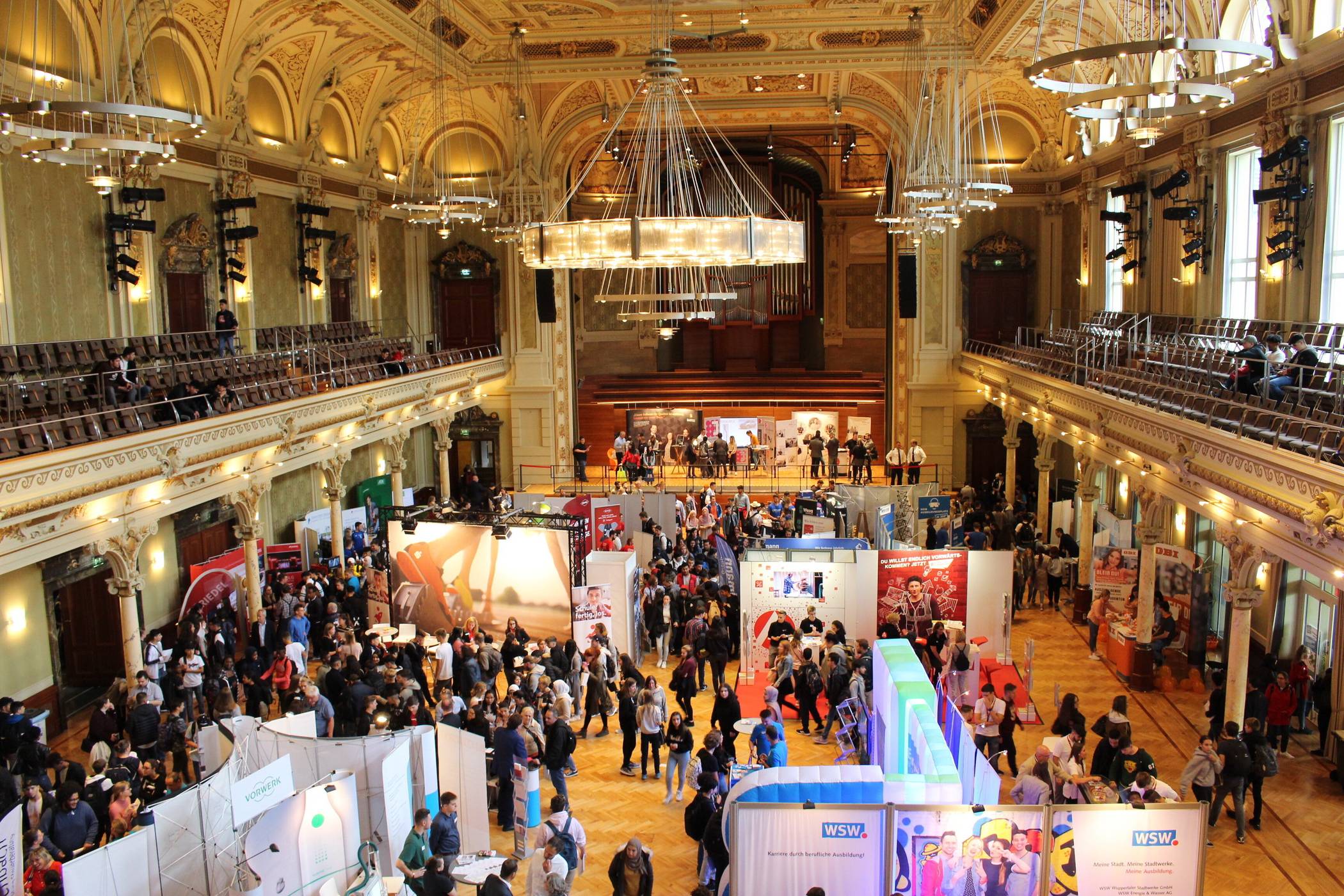  Blick in den Großen Saal während einer Ausbildungsbörse. 