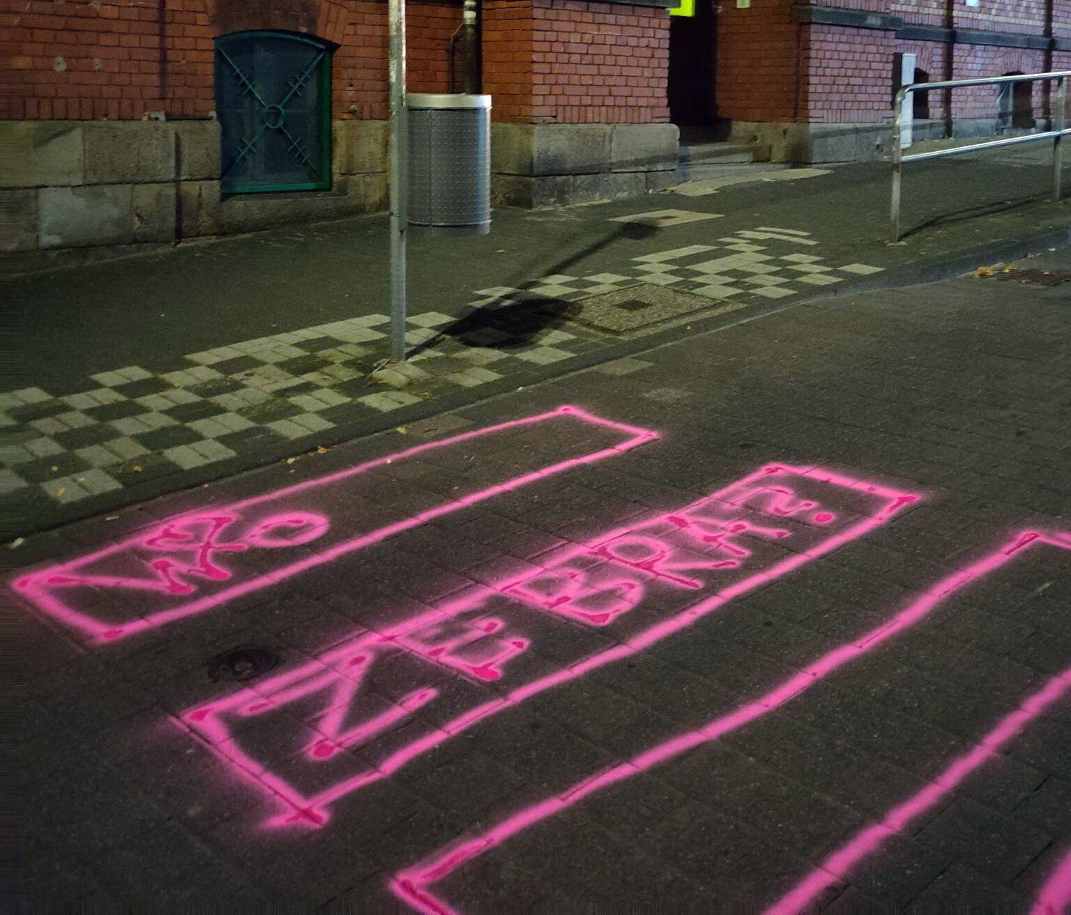 Einer der aufgemalten Zebrastreifen.