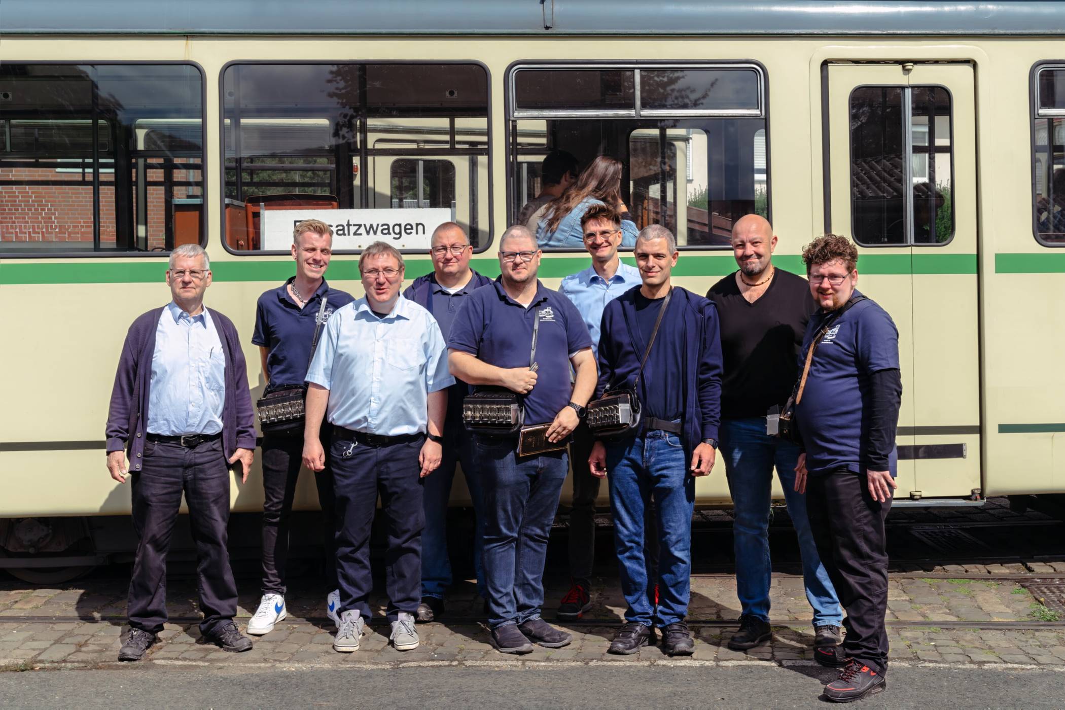  BMB-Schriftführer Sascha Mühlnickel (3. von li.) und Betriebsleiter Stefan Fuchs (6. von li.) mit den „Neuzugängen“. 