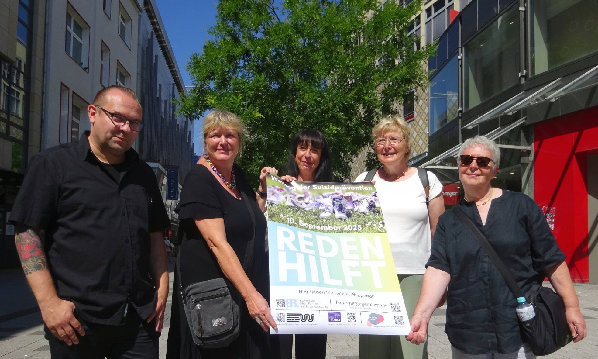  Das Orga-Team präsentiert das neue Plakat zum Welt-Suizidpräventionstag in Wuppertal (von li.): Lukas Kasenko (Dipl.-Sozialarbeiter, Sozialpsychiatrischer Dienst Stadt Wuppertal), Kerstin Holzmann (Geschäftsführerin Kinderschutzbund Wuppertal), Petra Hornig (Team- und Einsatzleiterin Krisendienst Wendepunkt), Felizitas Kracht (Stellenleiterin Katholische Beratungsstelle für Ehe-, Familien- und Lebensfragen) und Paola Marten (1. Vorsitzende Hinterbliebene nach Suizid). 