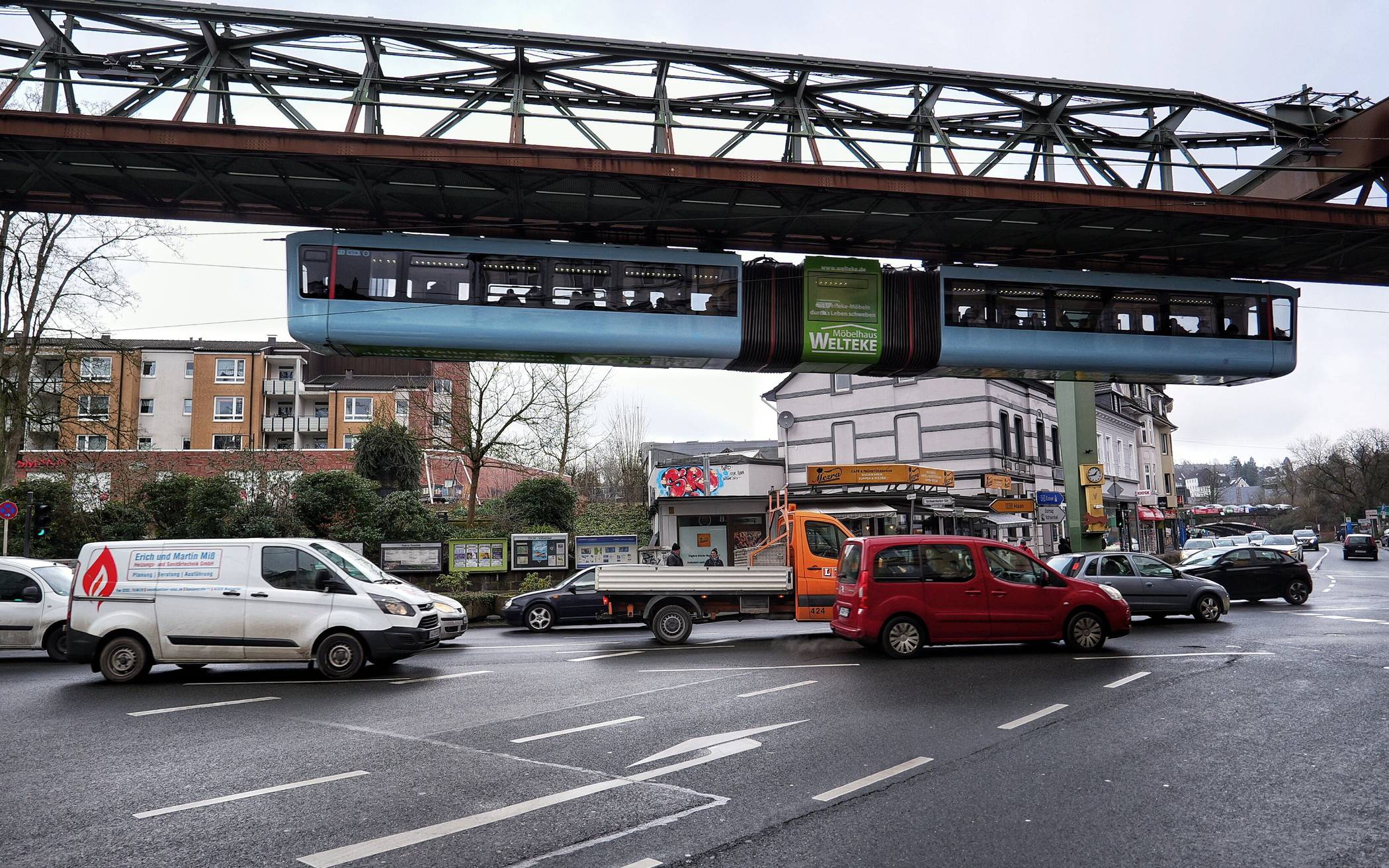 Verkehr am Vohwinkeler Kaiserplatz.