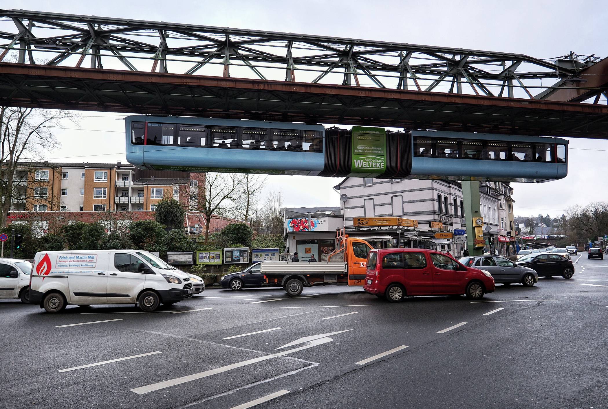  Verkehr am Vohwinkeler Kaiserplatz. 