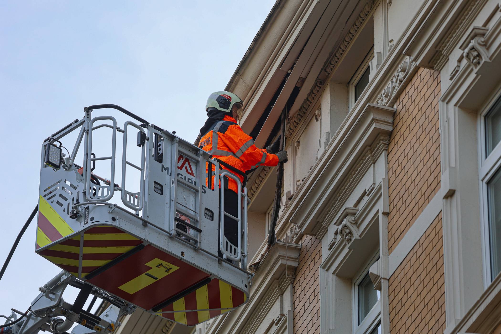  Das Dach wies sichtbare Schäden auf. 