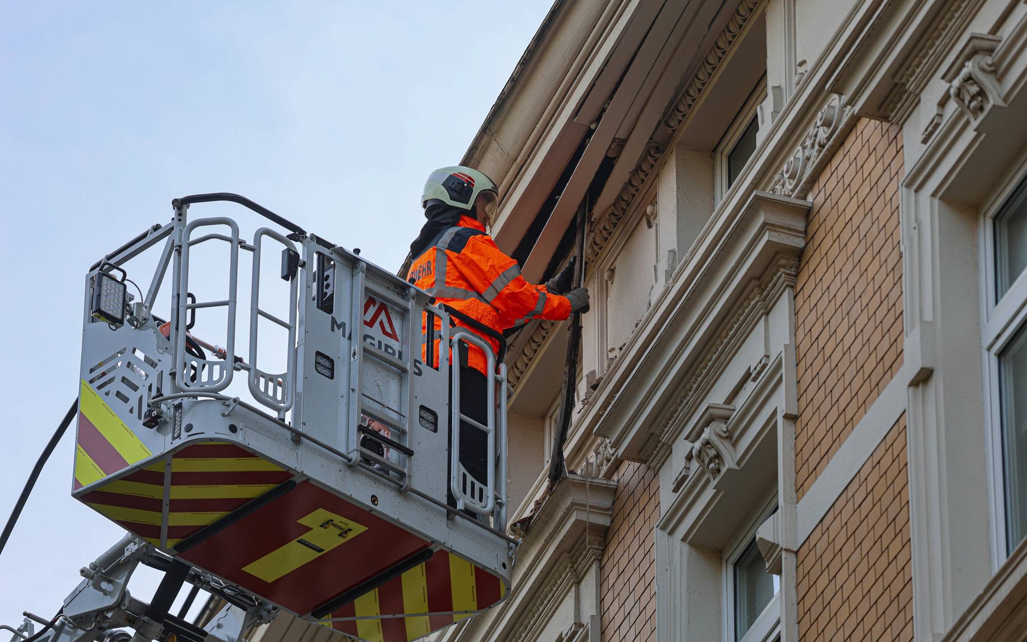 Das Dach wies sichtbare Schäden auf.