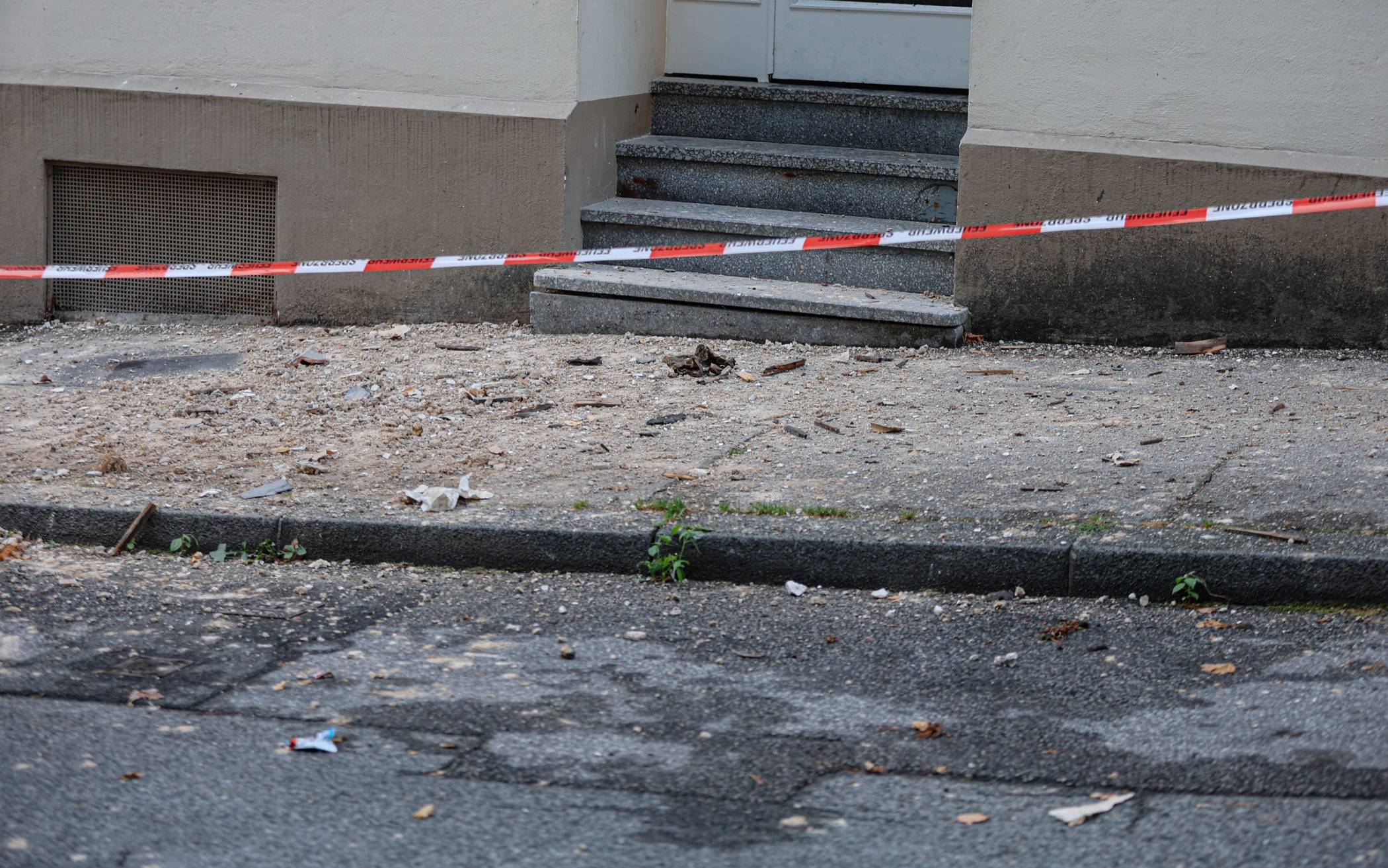 Bilder: Fassadenteile fallen von Haus in Wuppertal
