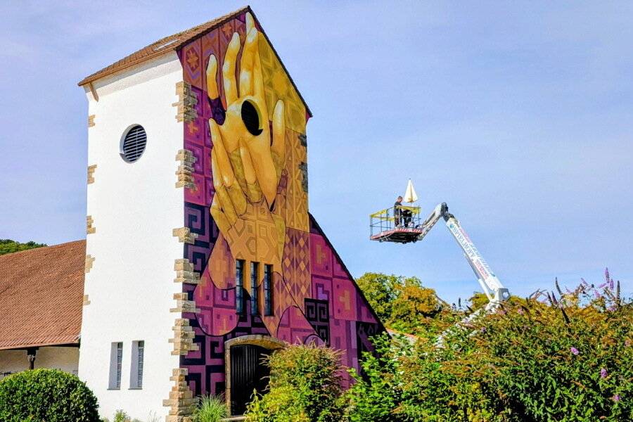 Der Künstler bei der Arbeit – in luftiger Höhe.