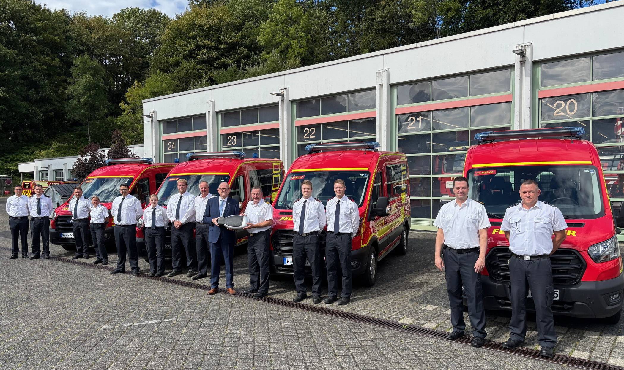  Der Ausschussvorsitzende Rainer Spiecker übergab symbolisch den Schlüssel an Feuerwehr-Chef Andreas Steinhard. 