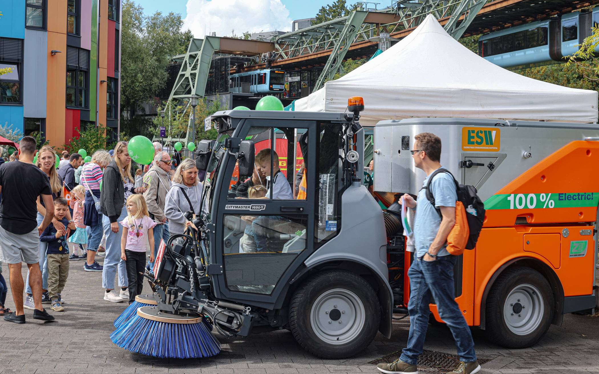 Auch die Kehrmaschine der Stadtreinigung stieß