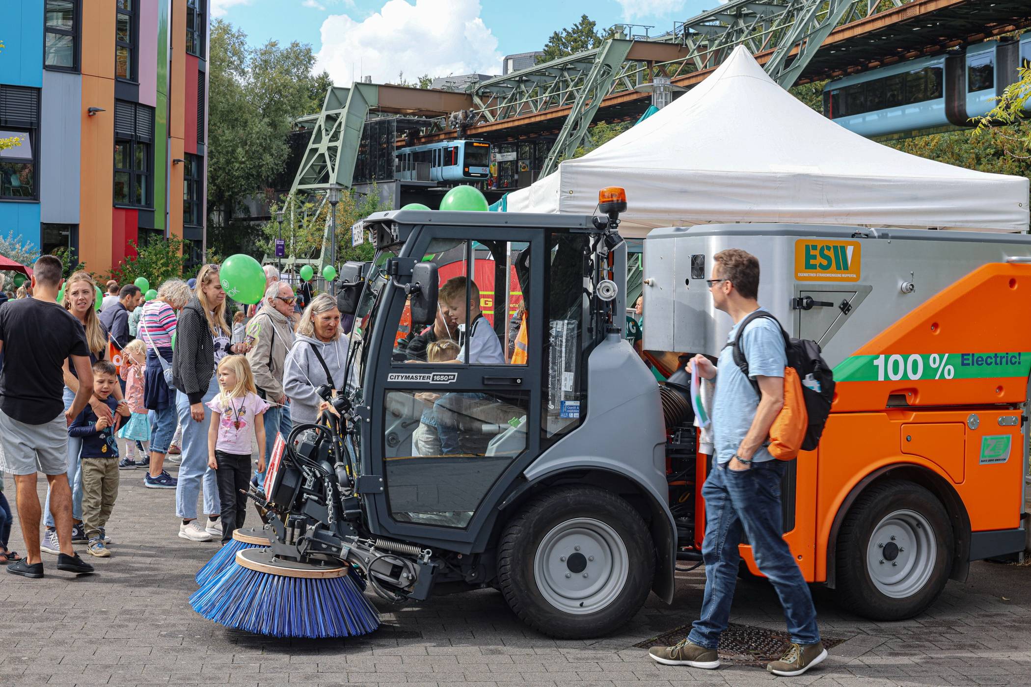 Auch die Kehrmaschine der Stadtreinigung stieß auf großes Interesse.