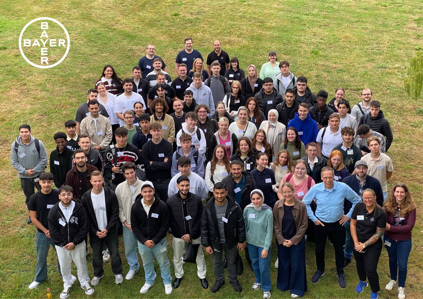 Das Gruppenbild der neuen Bayer-Mitarbeiterinnen und
