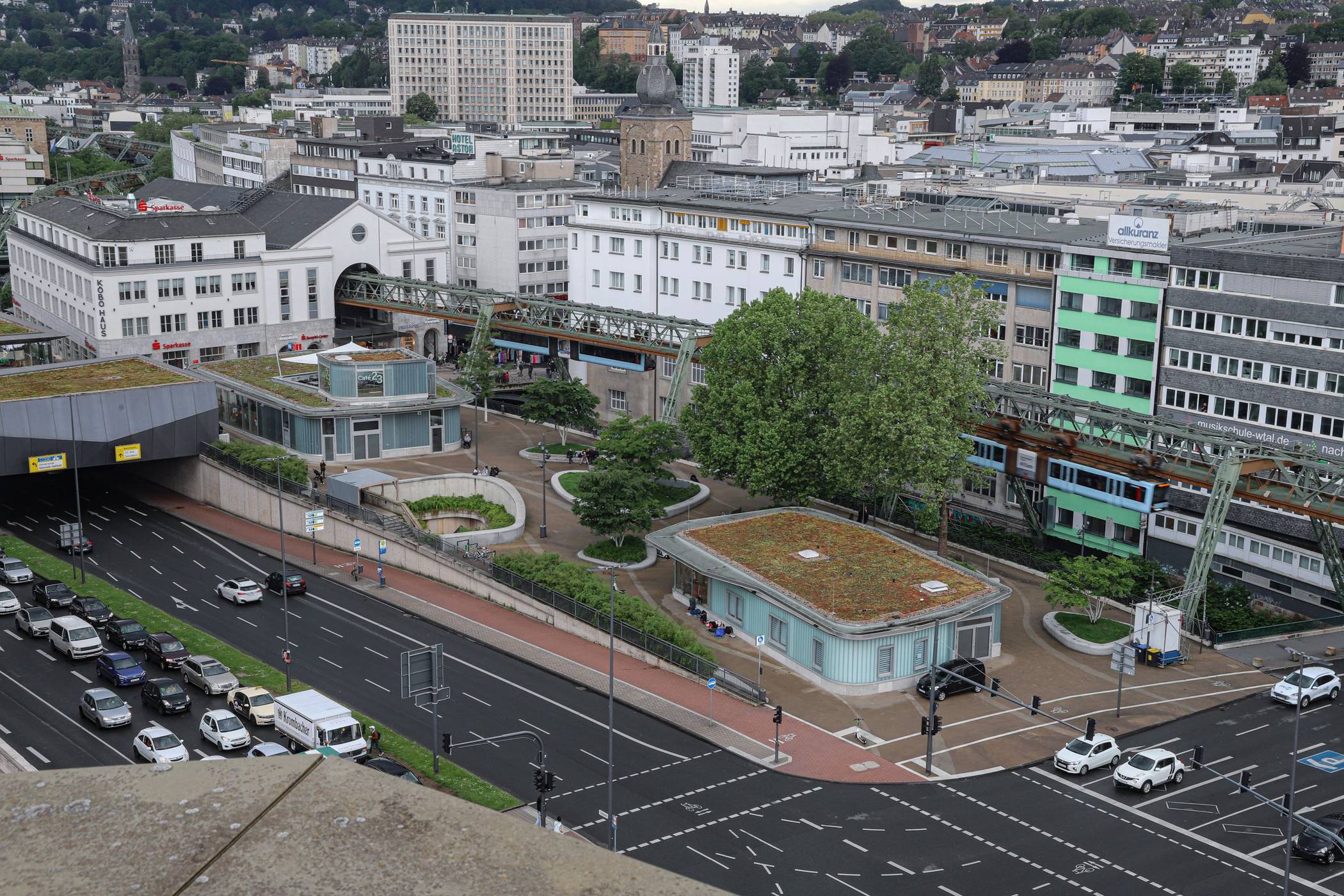 Der Wupperpark in der Nähe der Schwebehan-Haltestelle Döppersberg.