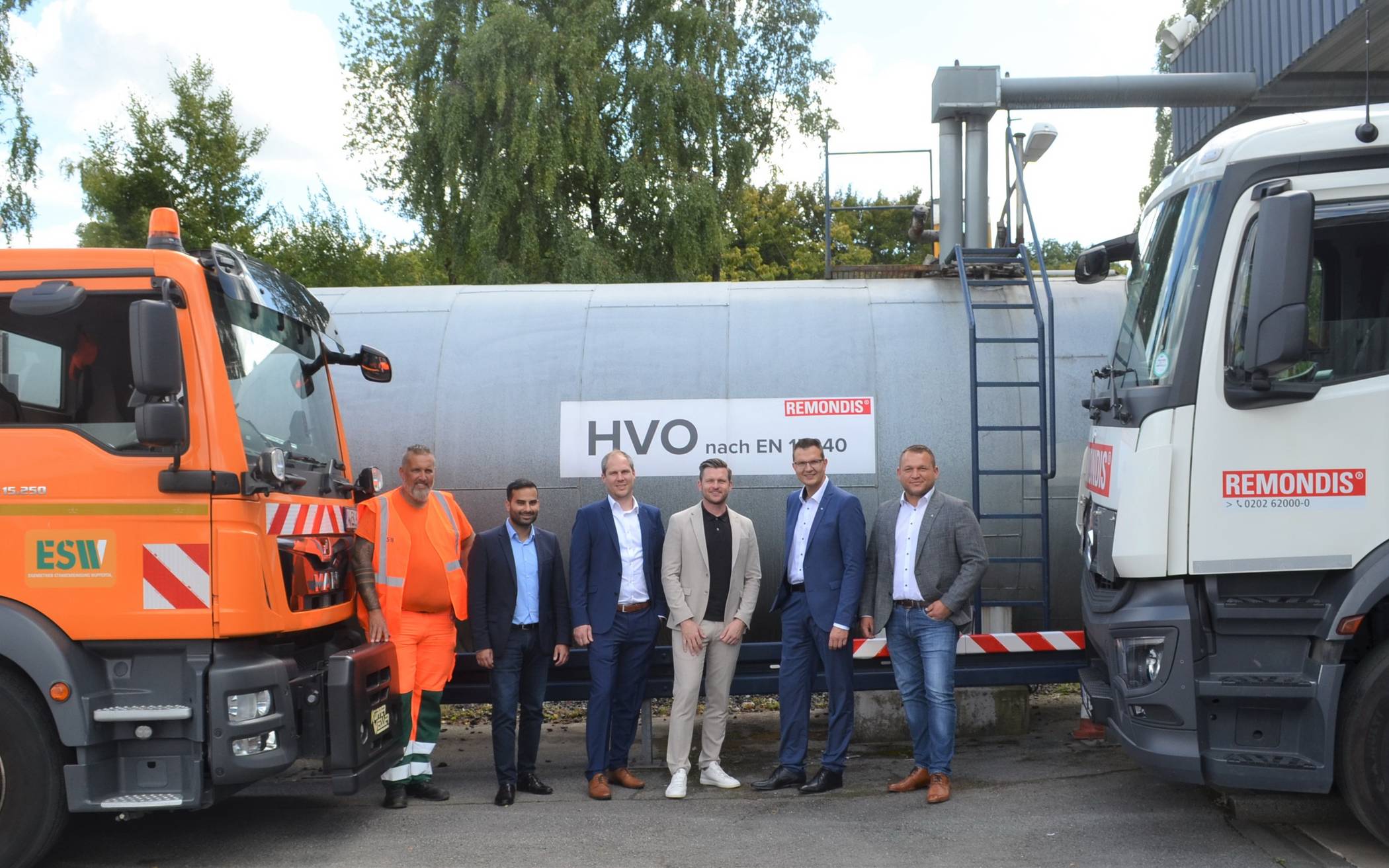  Ortstermin bei Remondis am Uhlenbruch (von li.): ESW-Mitarbeiter Sven Borgschulte, Shamail Arshad (Assistent der ESW-Betriebsleitung), Philipp Vitz (Remondis Rhein-Wupper Niederlassungsleiter), Jonas de Clerque (Remondis Rhein-Wupper Geschäftsführer), Sascha Grabowski (ESW-Betriebsleiter und AWG-Geschäftsführer) und Lukas Kwiotek (ESW-Abteilungsleiter für die Bereiche Straßenreinigung und Winterdienst). 