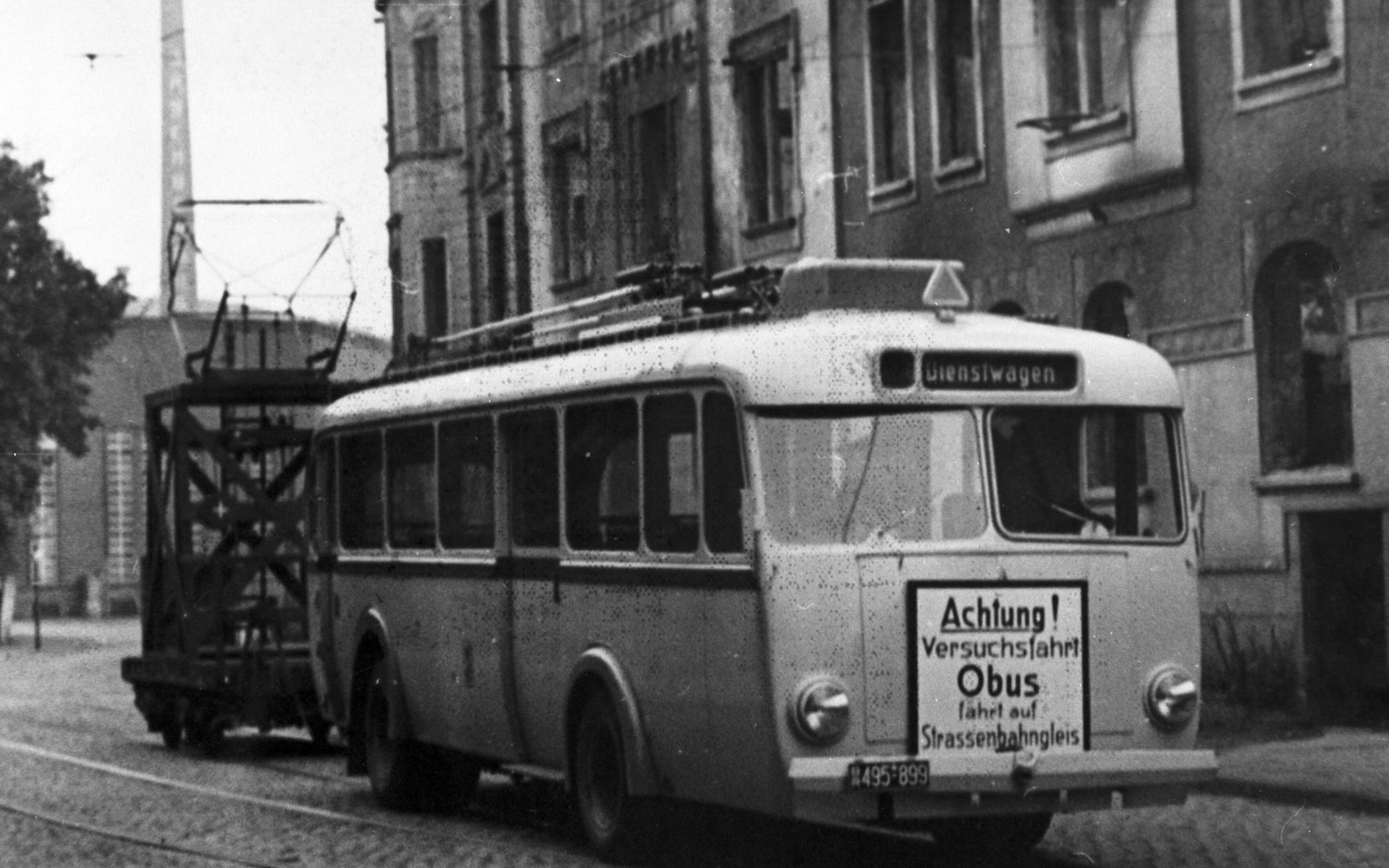 Test für den Obus-Verkehr mit einem Gespann aus Motorwagen und Nachläufer für die...