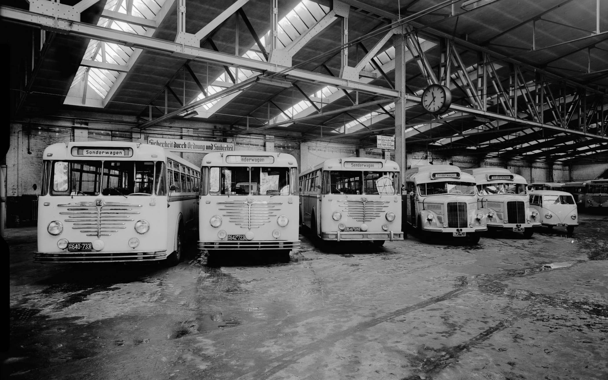 Blick in die Wagenhalle des Busbetriebshofs...