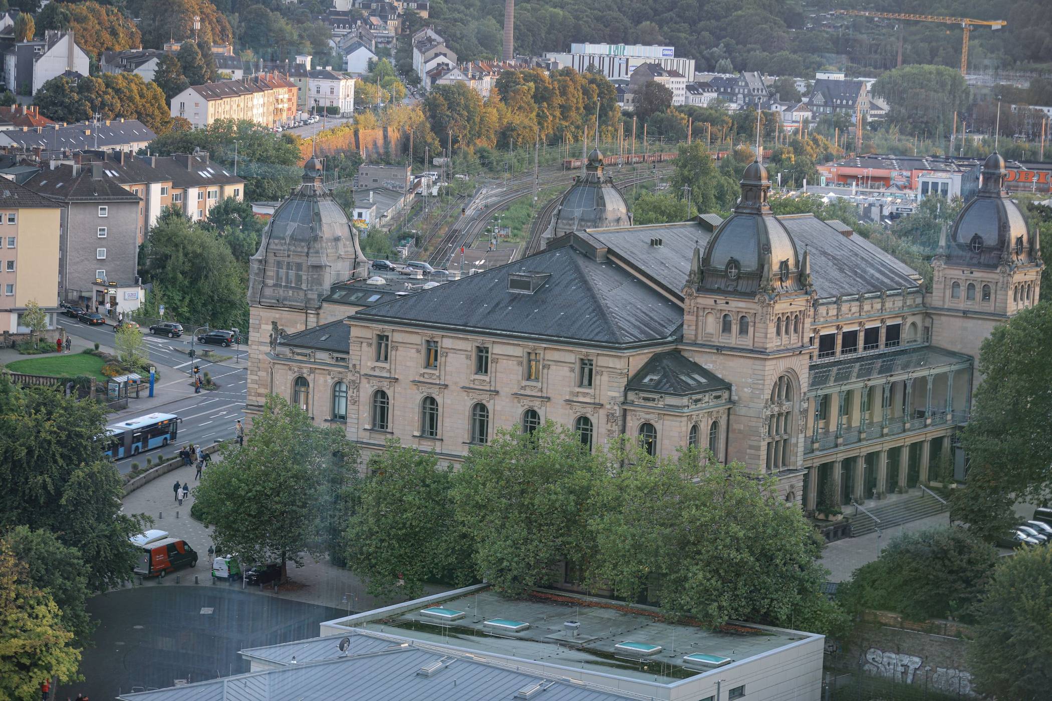 Blick vom Sparkassenturm auf die Stadthalle.