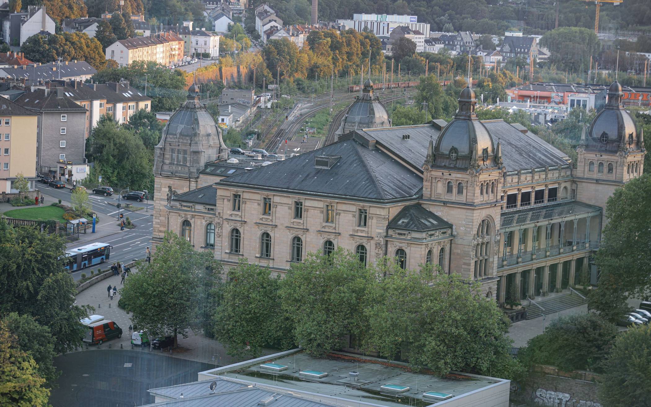 Blick vom Sparkassenturm auf die Stadthalle.
