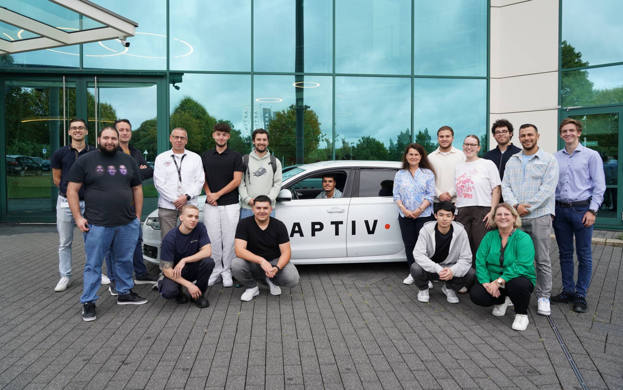  Sechs der acht Auszubildenden (zwei weitere waren zu dem Zeitpunkt in der Berufsschule) sowie Mitglieder des Betriebsrats und Auszubildende der Vorjahre. 