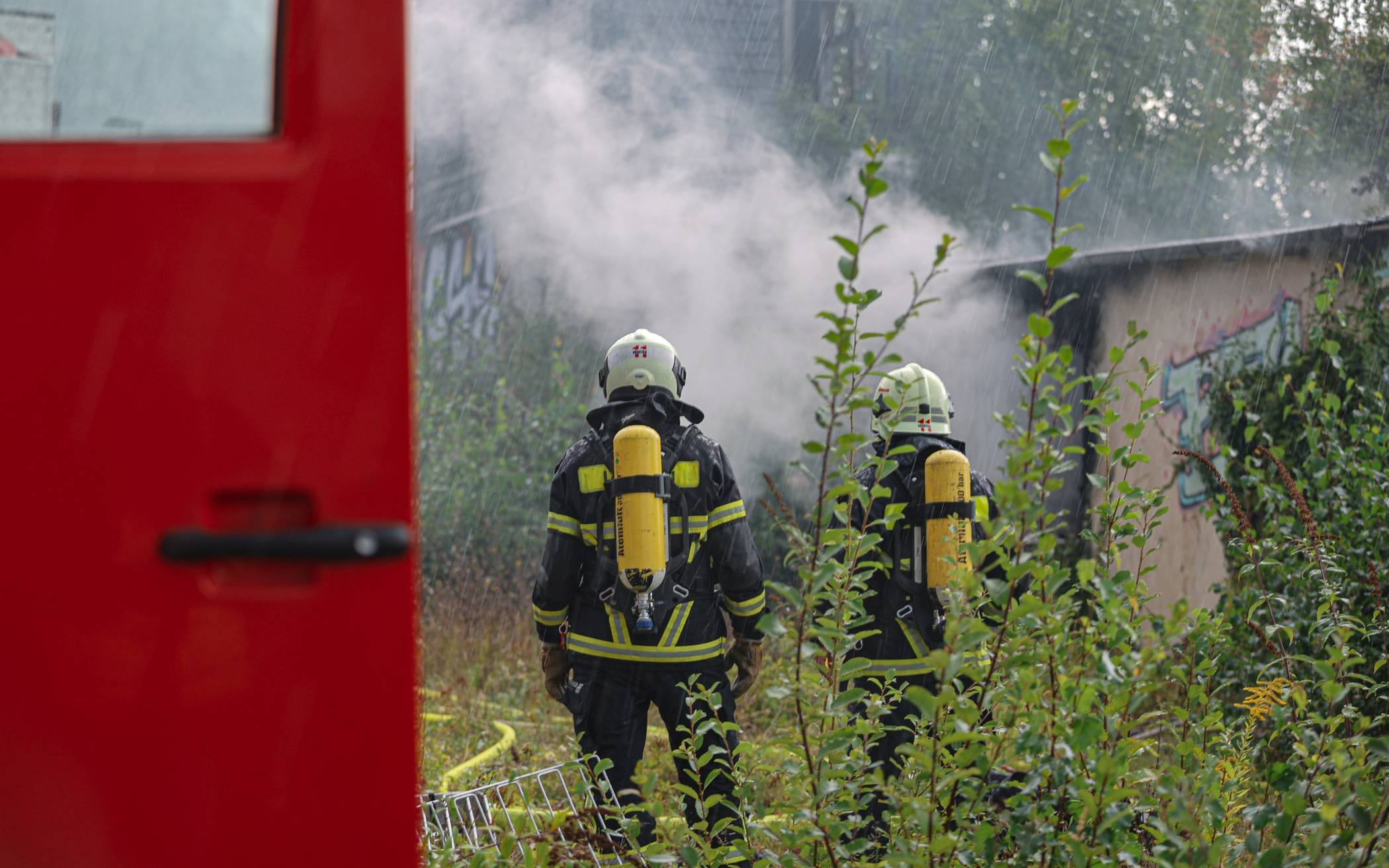 Rauchsäule und Streckensperrung nach Brand auf Bahngelände