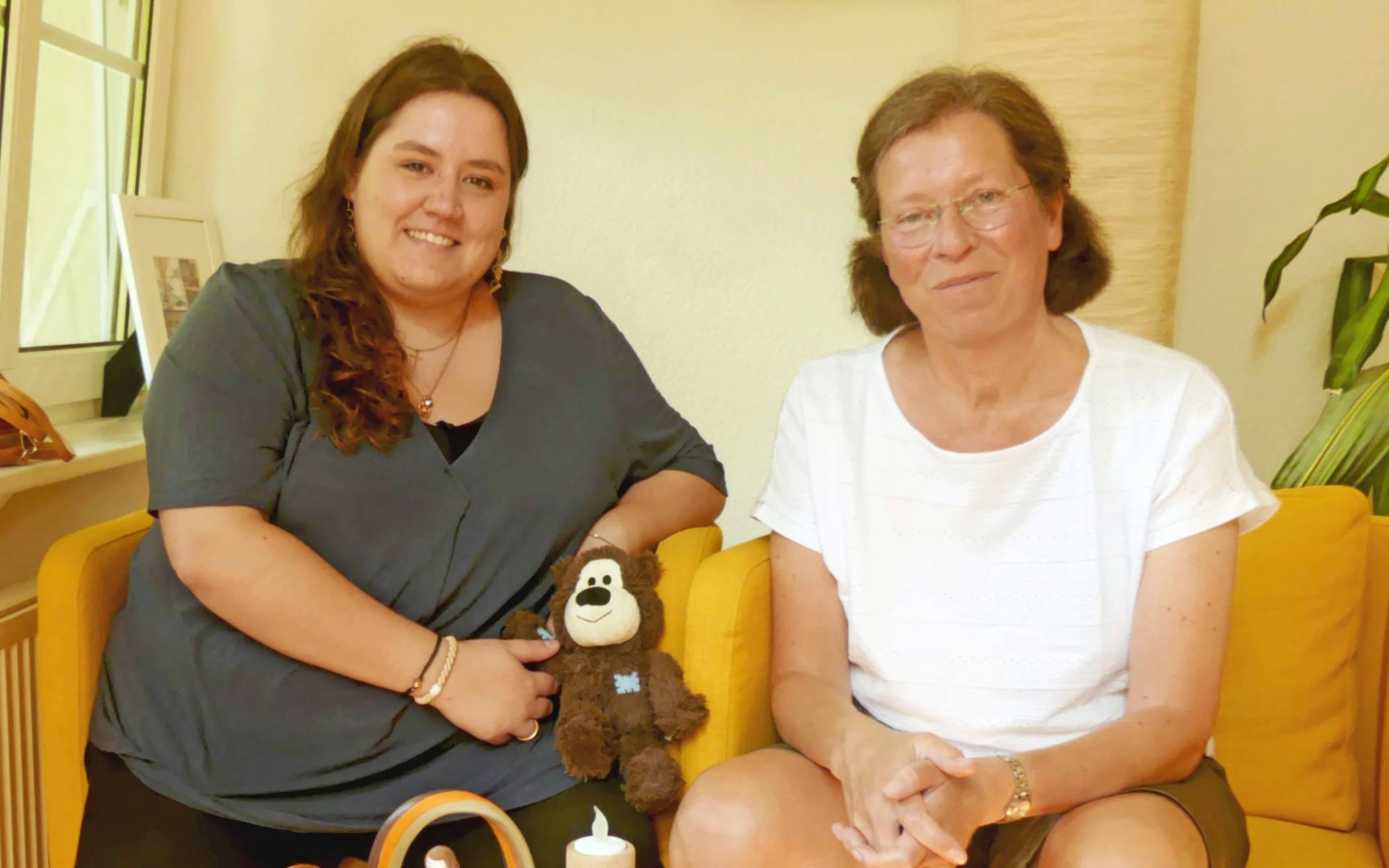  Laura mit Trauerbegleiterin Marianne Härder. In der Hand hält sie das Lieblingstier ihres verstorbenen Hundes. 