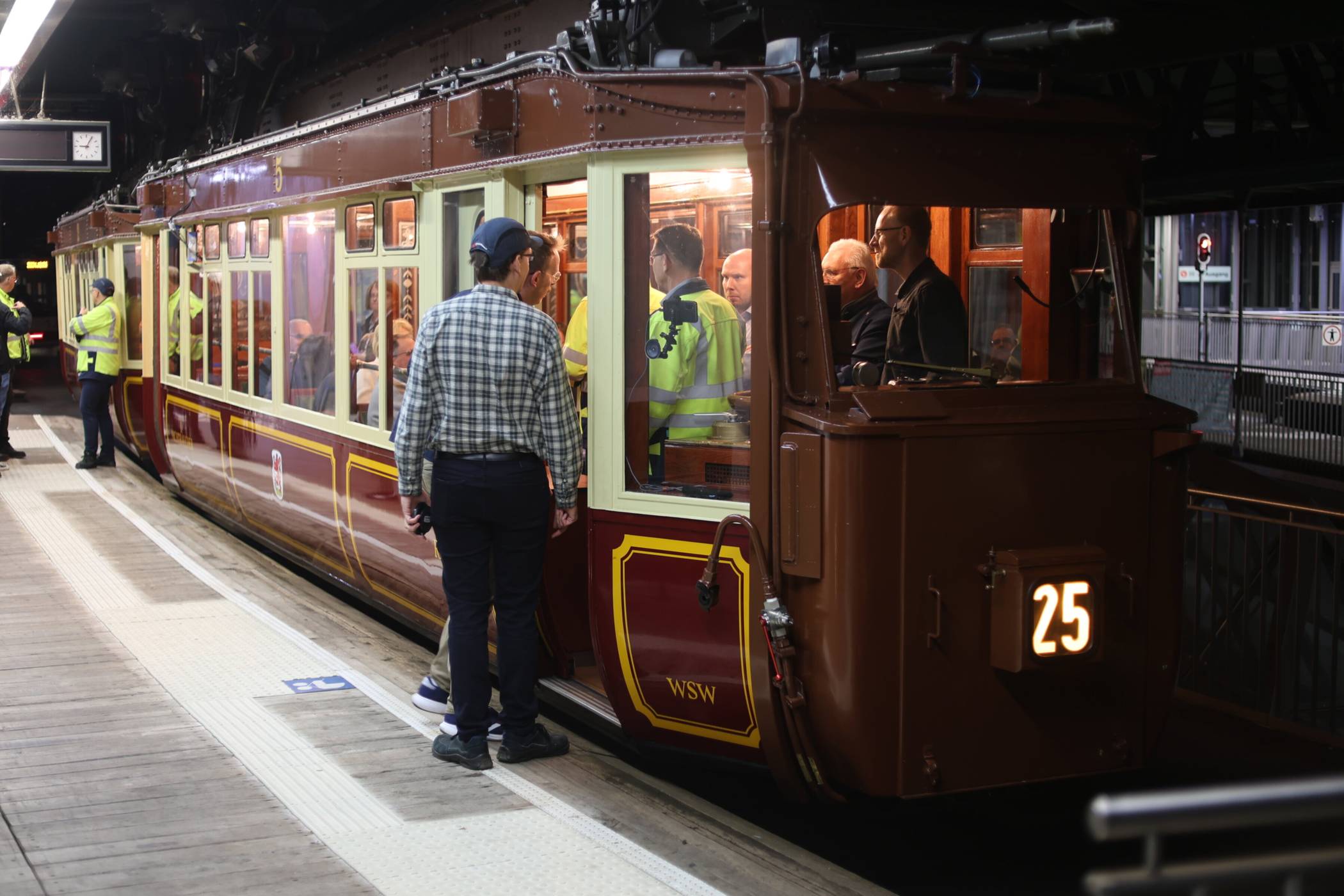  Der Kaiserwagen hängt (endlich) wieder an der Fahrschiene. 