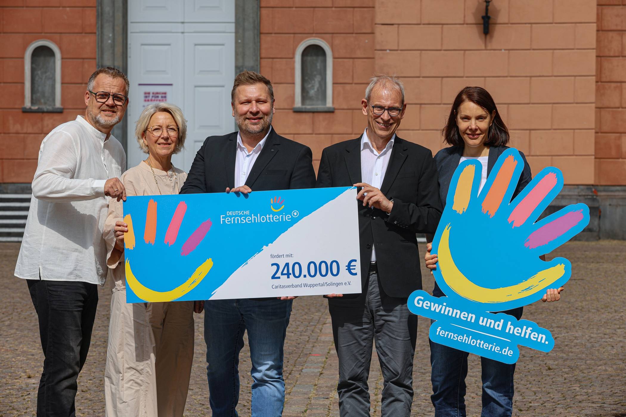 Der Scheck der Deutschen Fernsehlotterie wurde vor der Laurentiuskirche übergeben.