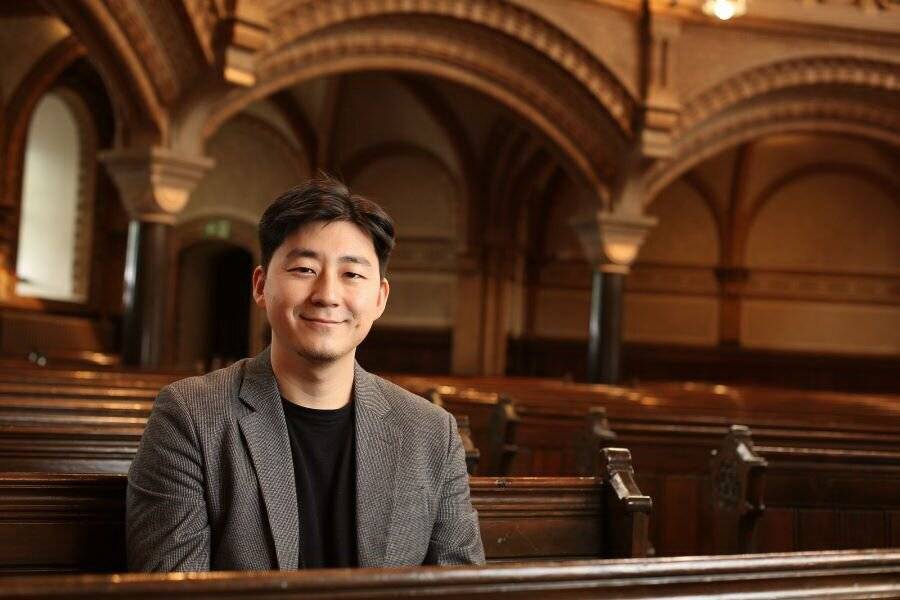 Pfarrer Jonathan Hong in der Friedhofskirche.