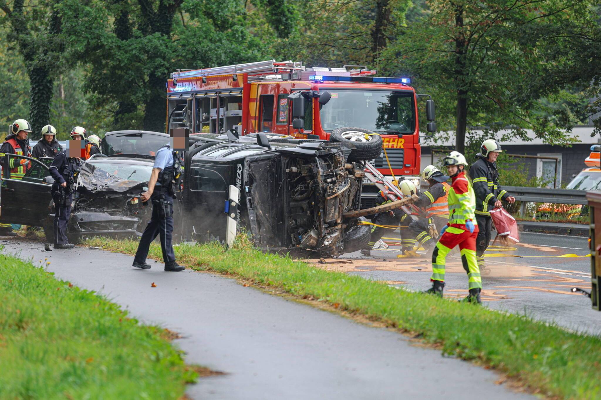 Die EInsatzkräfte bei der Arbeit.