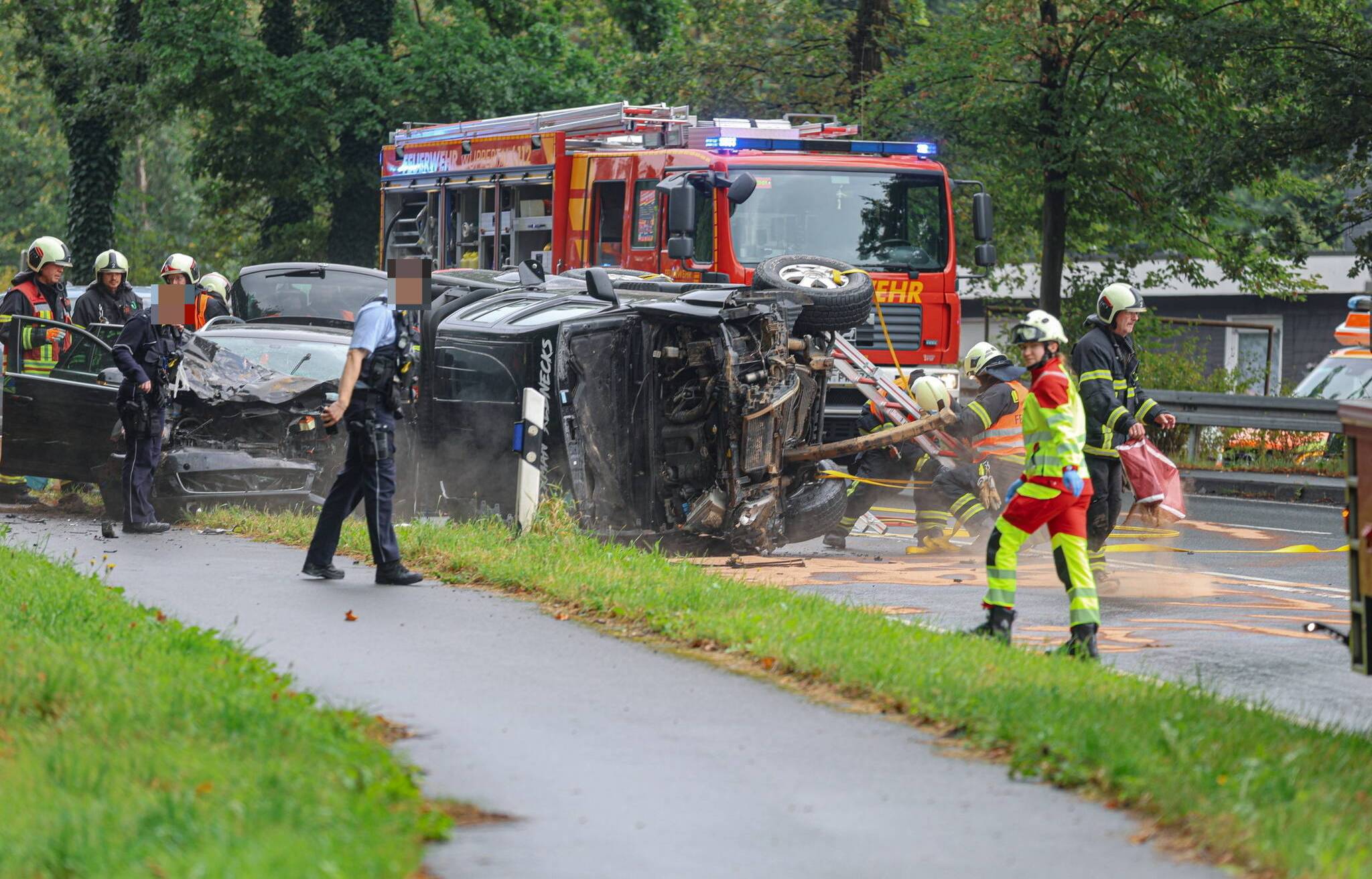 Die EInsatzkräfte bei der Arbeit.