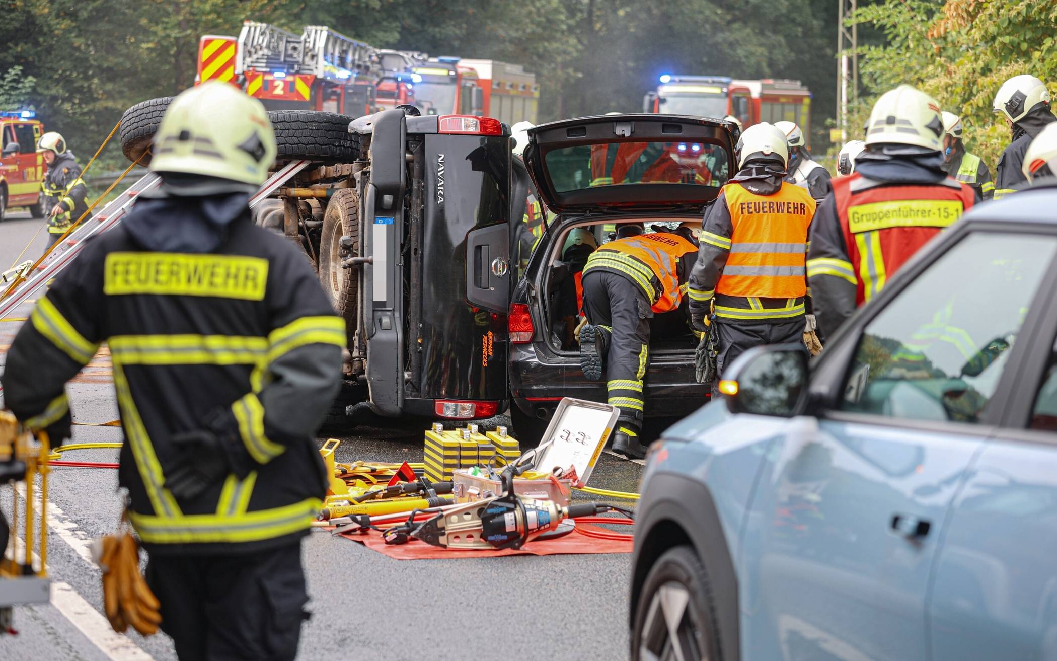 Bilder: Pick-up kippt bei Unfall auf die Seite