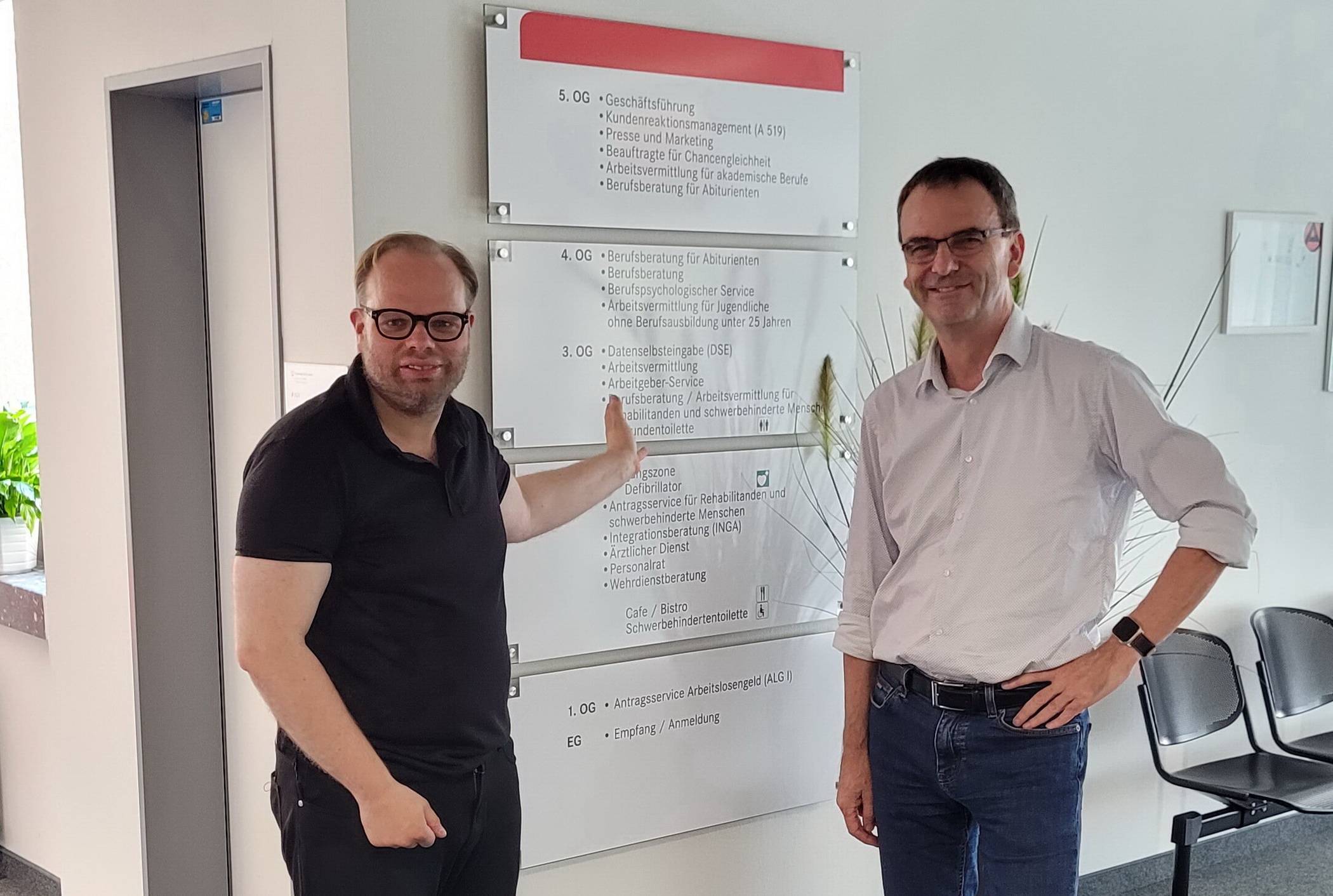 Helge Lindh (li.) im August 2024 mit Martin Klebe, damals Vorsitzender der Geschäftsführung der Agentur für Arbeit Solingen-Wuppertal.