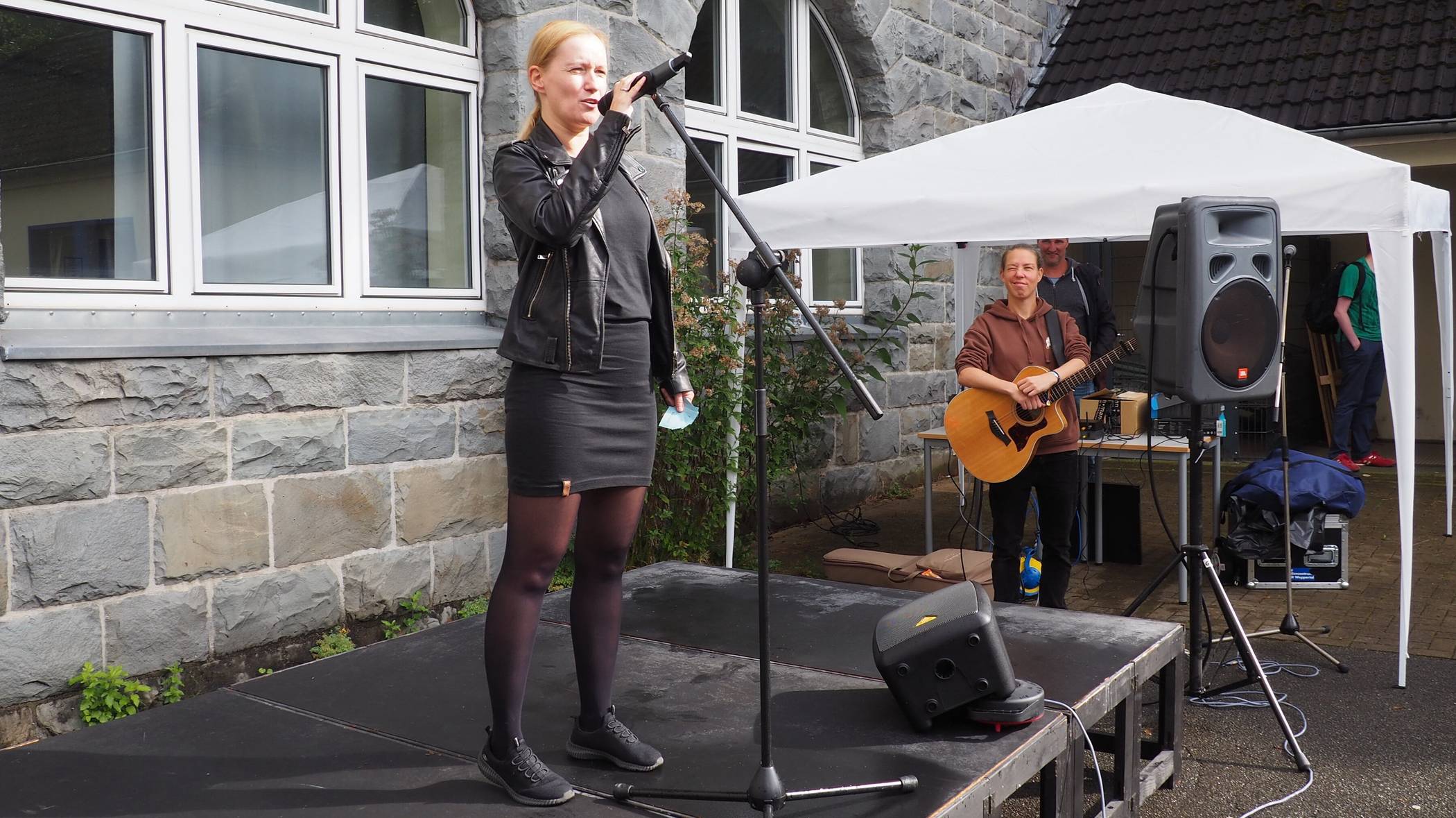 Schulleiterin Silke Kreft begrüßte Franzi Rockzz beim Schulfest 2024.