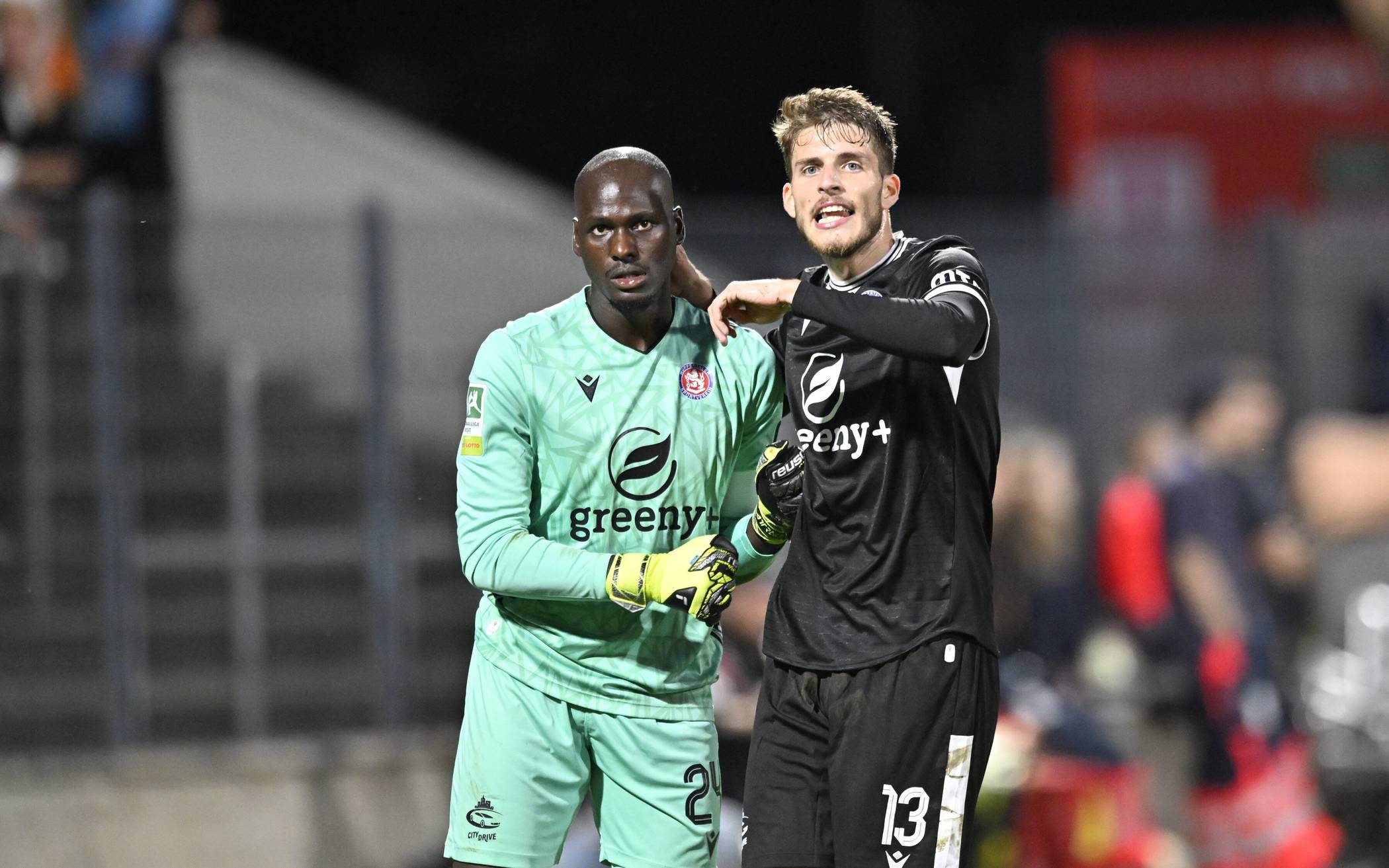  Torwart Michael Luyambula und Hans Juraj Hartmann. 