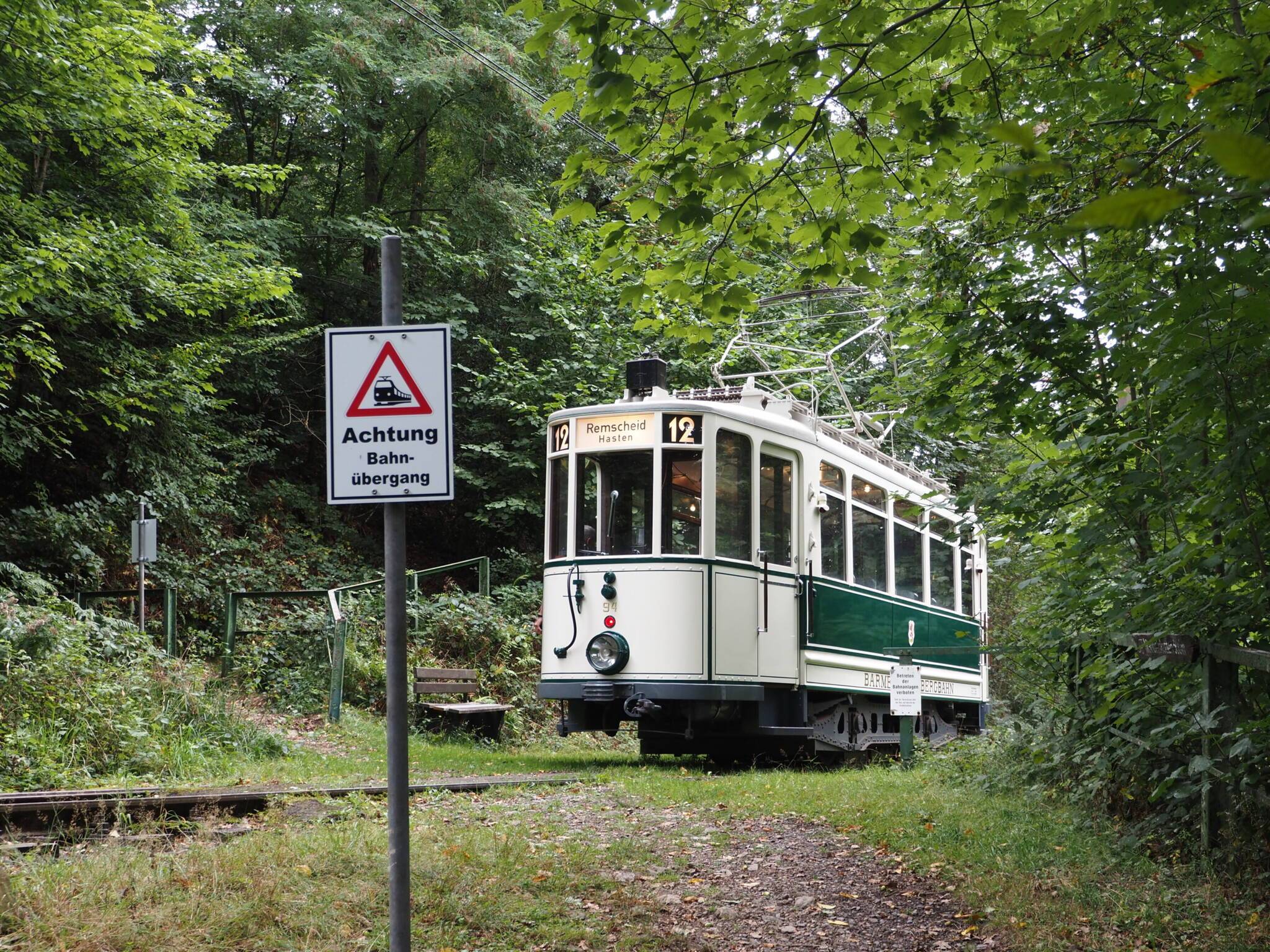Triebwagen 94 der Barmer Bergbahn an der Haltestelle Petrikshammer unweit des Manuelskottens.