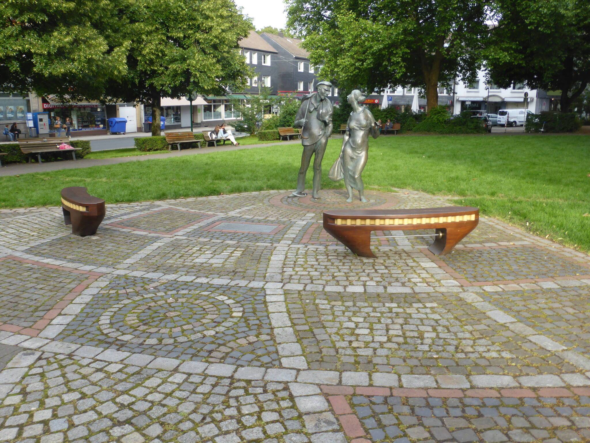  Der Ronsdorfer Bandwirkerplatz. Der Spielplatz ist im hinteren Bereich. 