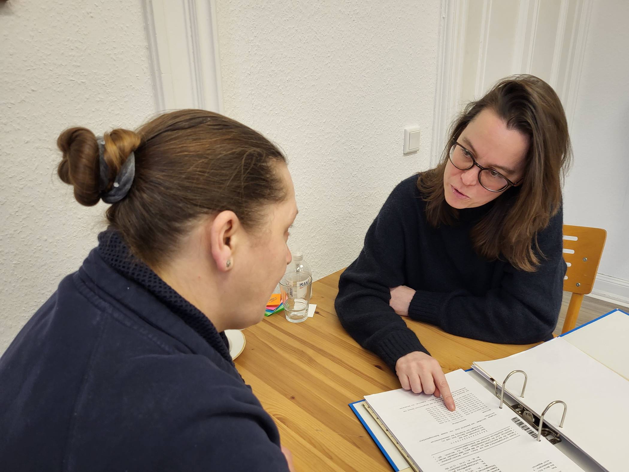 Rita (li.) mit Sozialpädagogin Kathrin Nolzen in deren Büro. Sie hilft Rita dabei, ihr Leben zu organisieren.