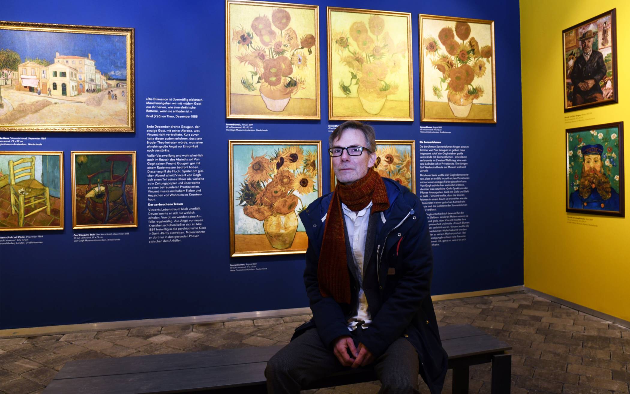 Kurator Christian Höher in der Ausstellung.