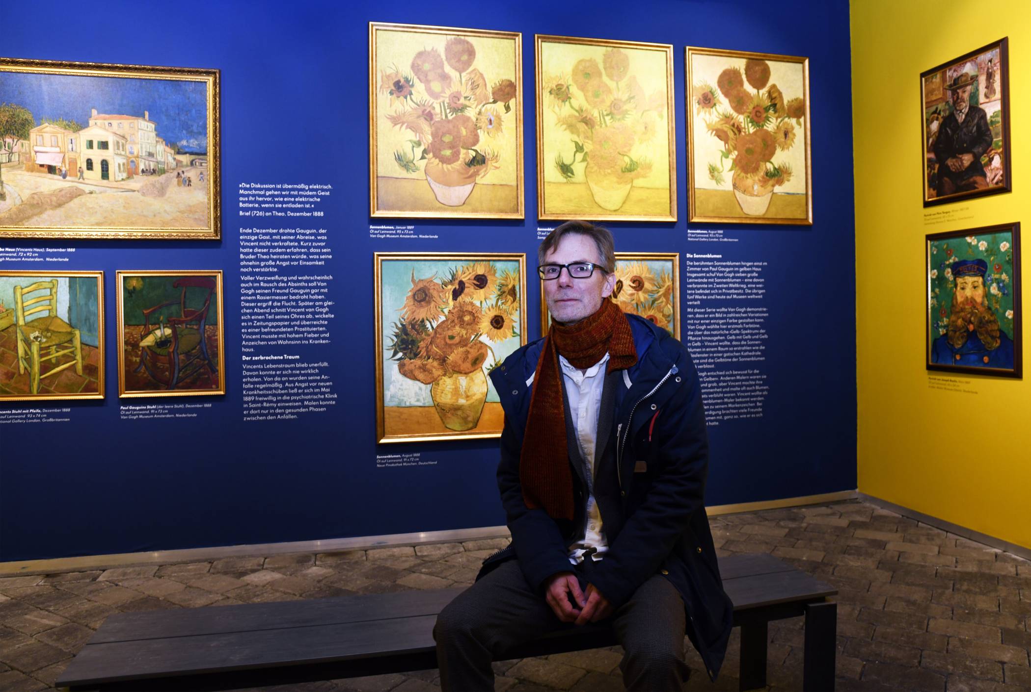 Kurator Christian Höher in der Ausstellung.