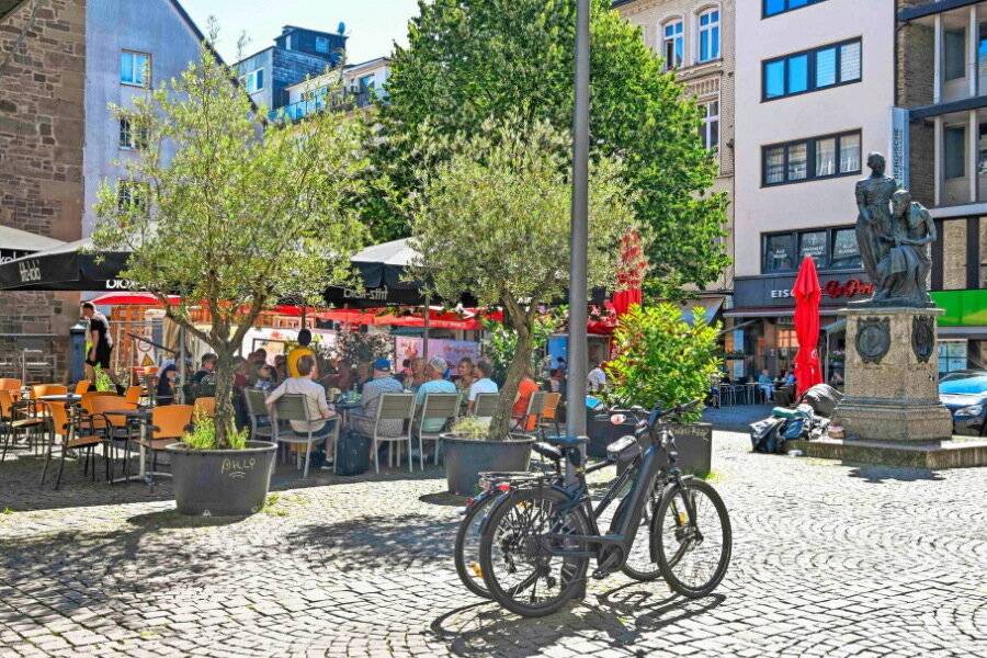 Blick auf den Kirchplatz.