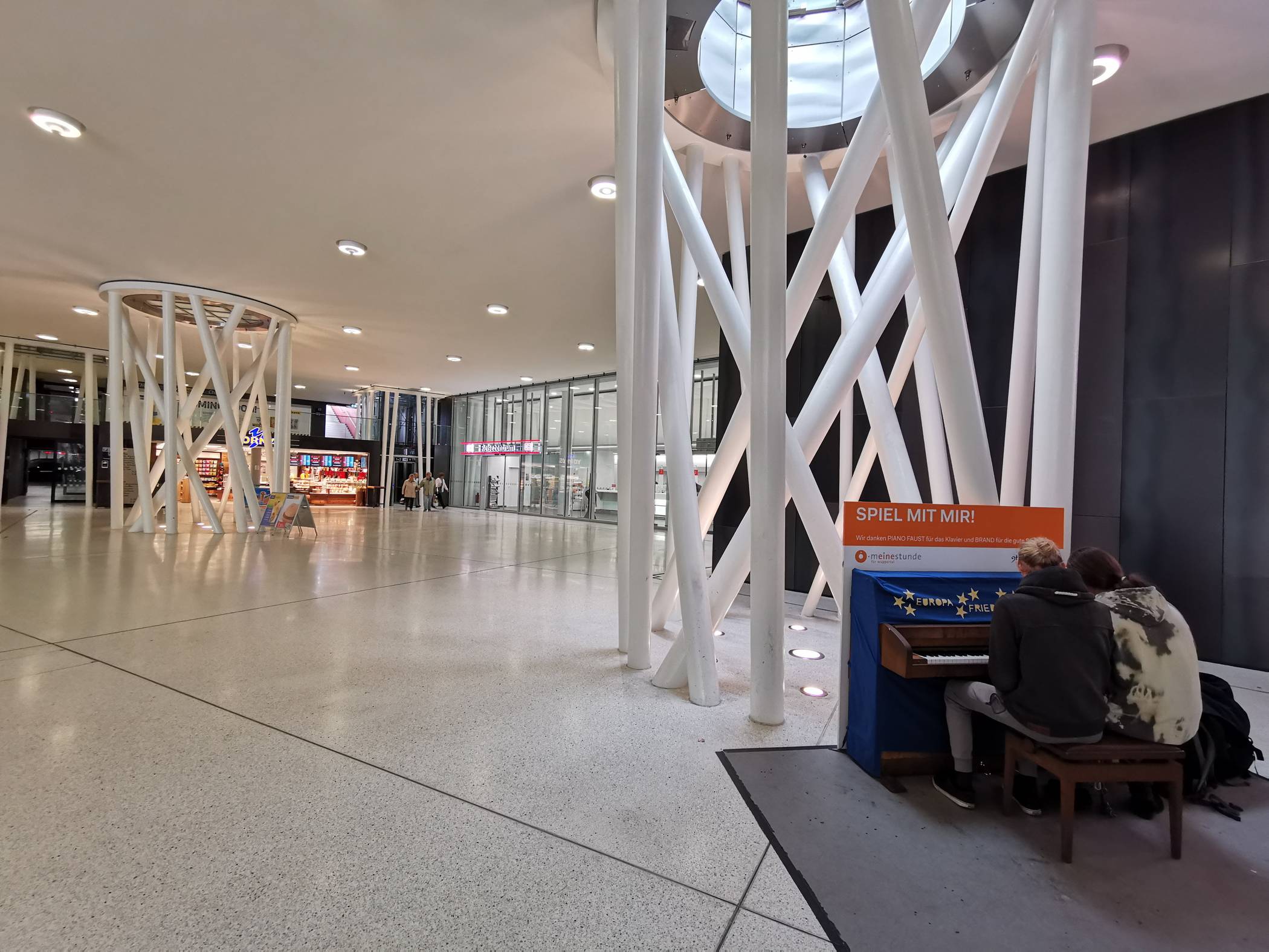 Der Wuppertaler Hauptbahnhof mit dem Piano und im Hintergrund (noch) dem Reisezentrum.