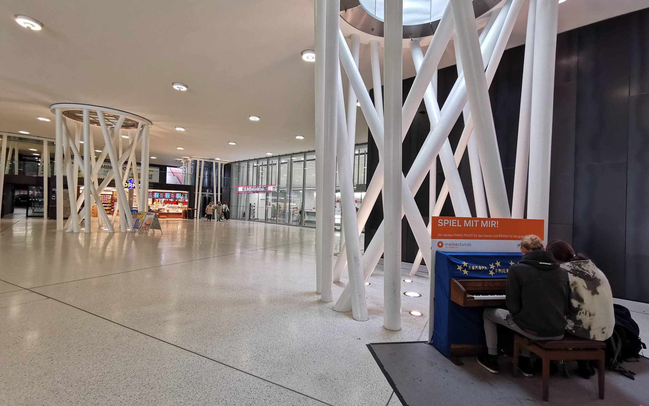 Der Wuppertaler Hauptbahnhof mit dem Piano