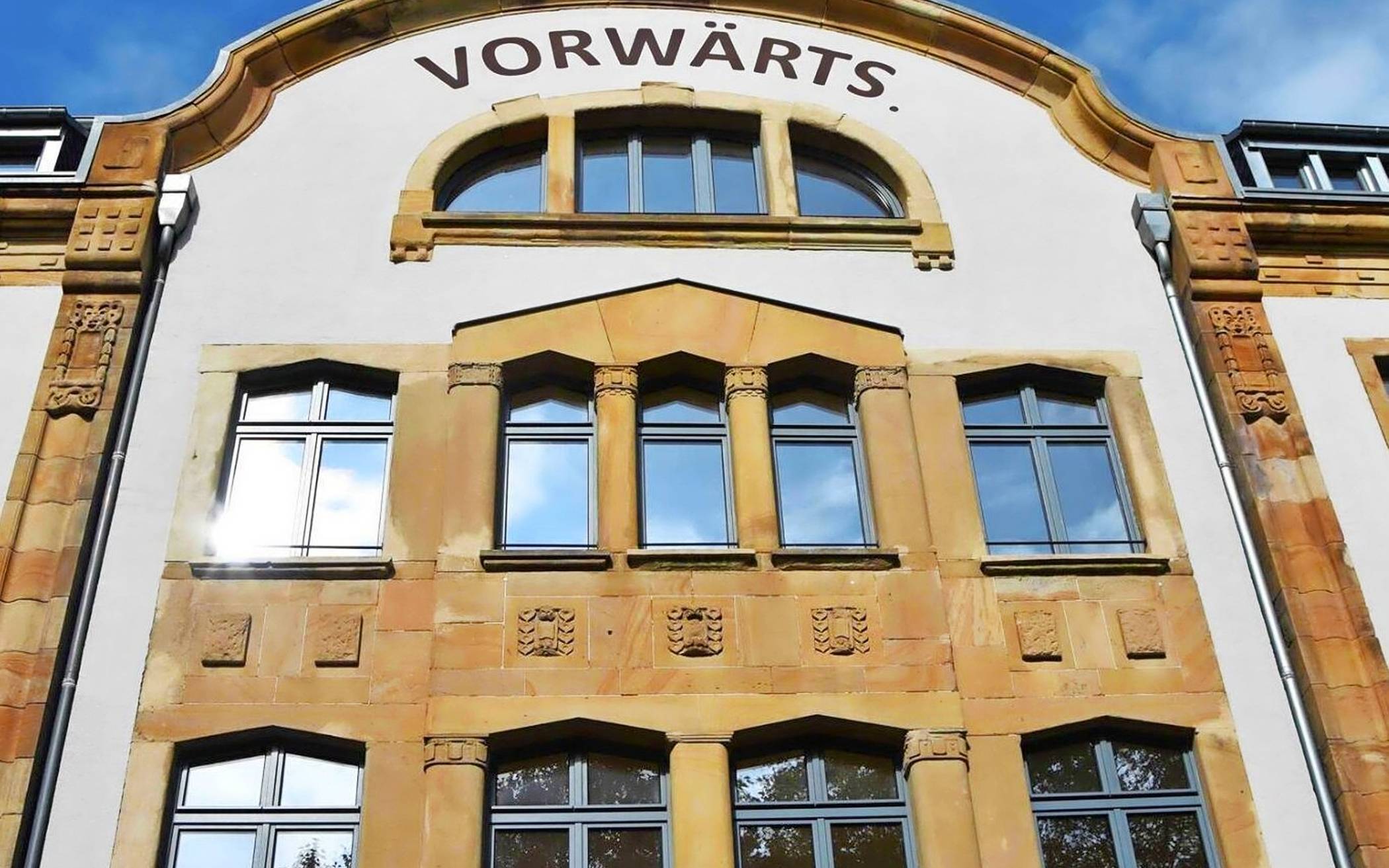  Das Gebäude an der Münzstraße 51: Erbaut ab 1904 mit unterirdischem Bahnanschluss, einst Großbäckerei und dann Zentrale der Konsumgenossenschaft „Vorwärts“.  