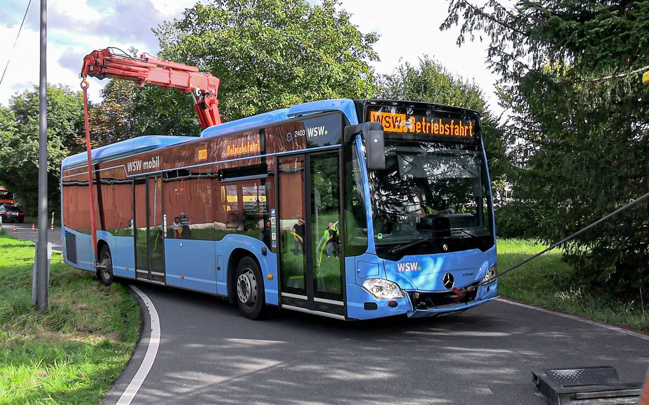 Mit einem Kran und und einer