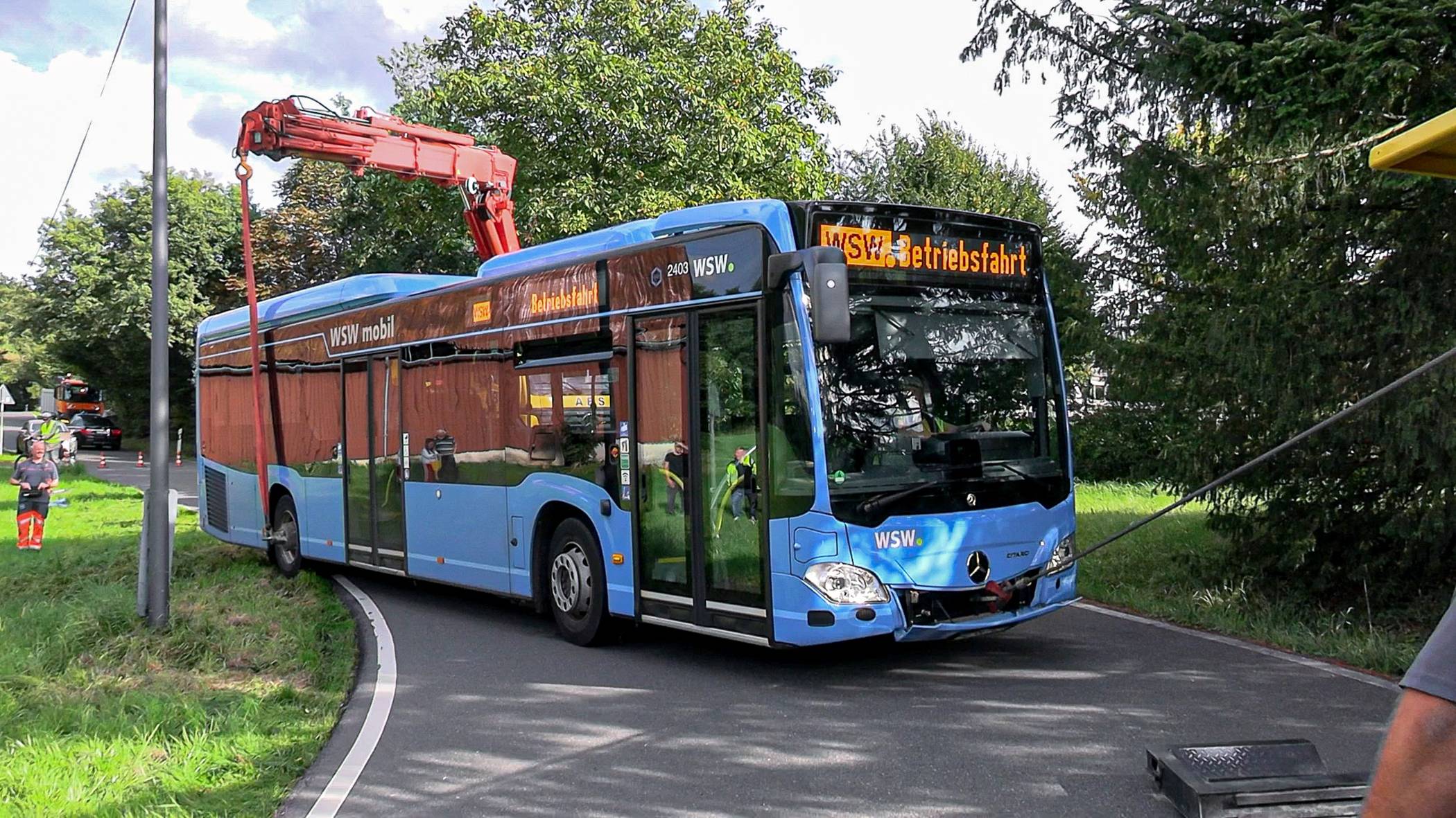 Mit einem Kran und und einer Seilwinde wurde der Bus befreit.