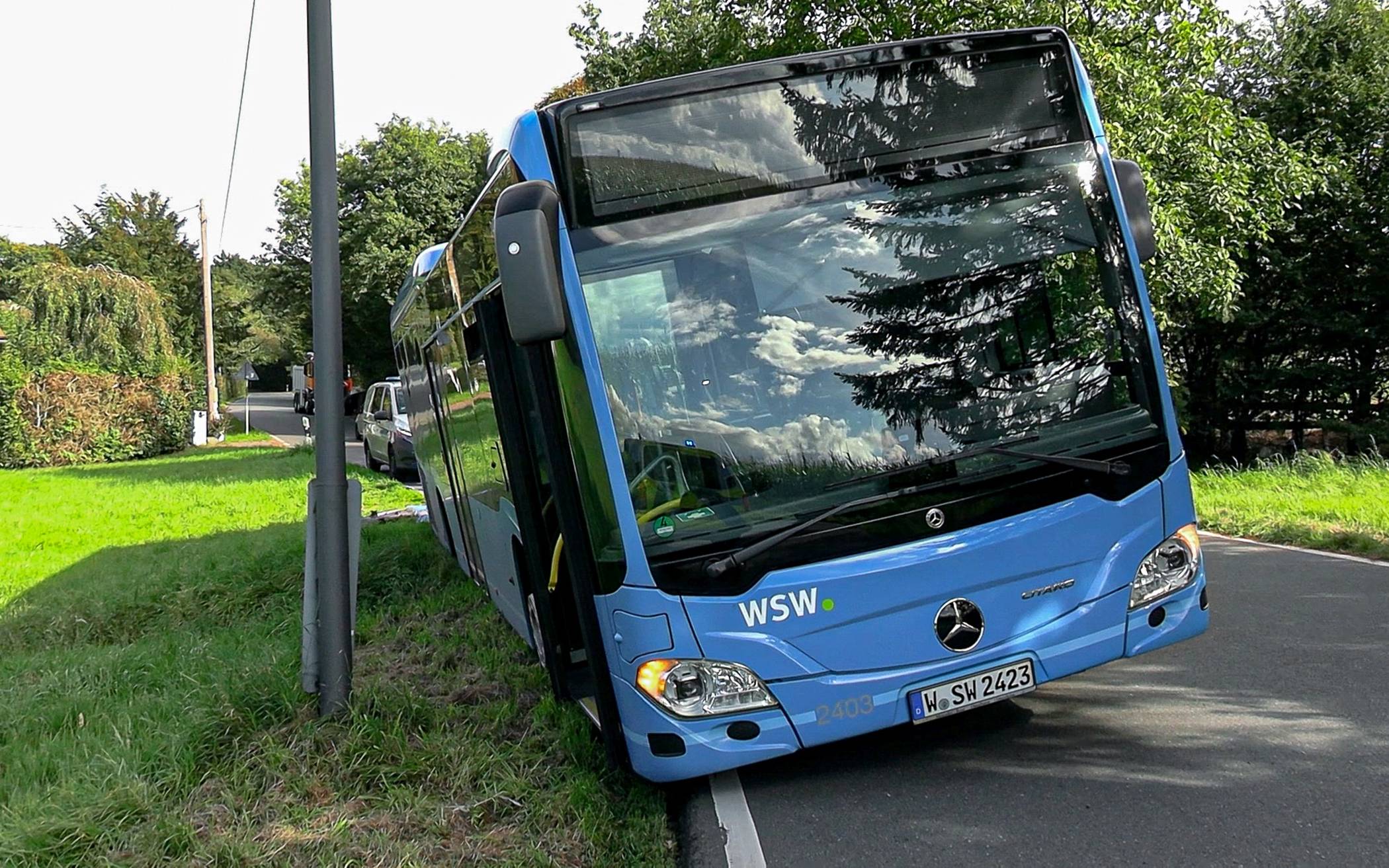 Bilder: Linienbus hängt in Wuppertal im Graben fest