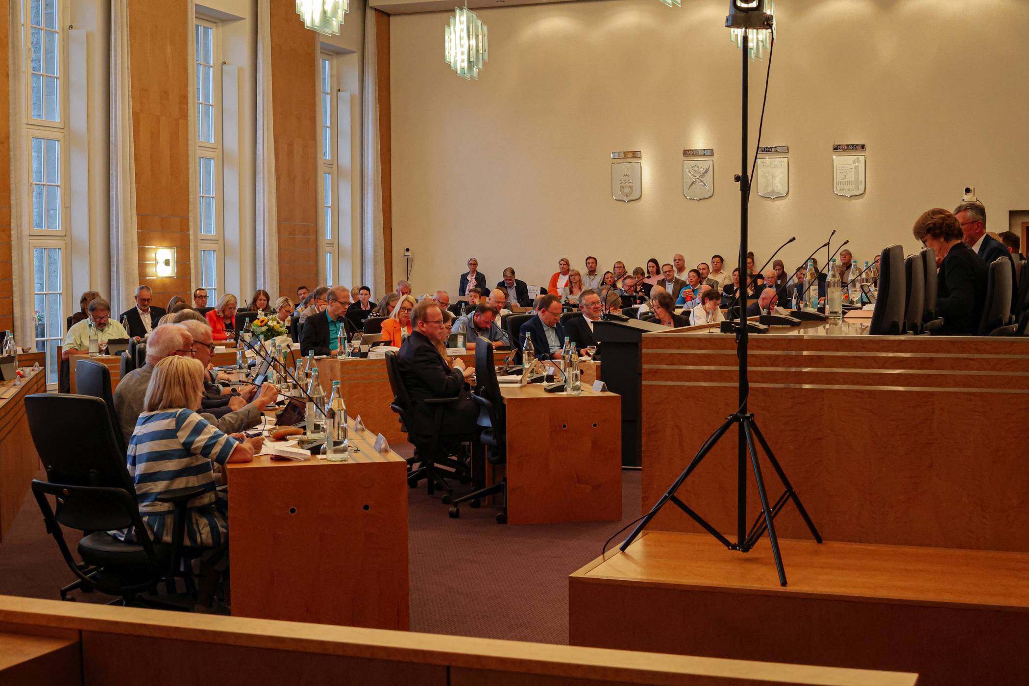 Blick in den Ratssaal während einer Sitzung.