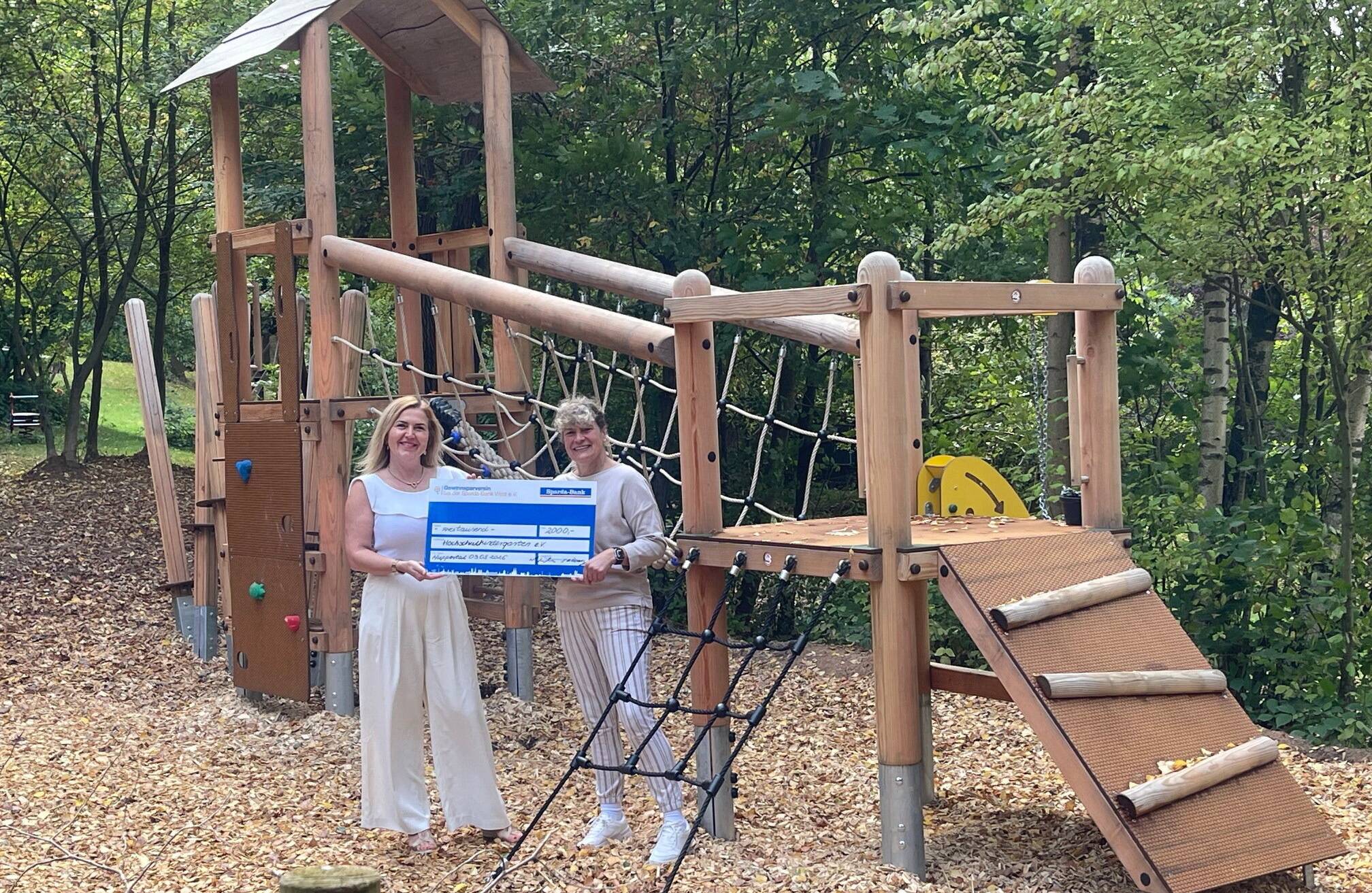 Wioletta Bonny (li., Filialleiterin der Sparda-Bank